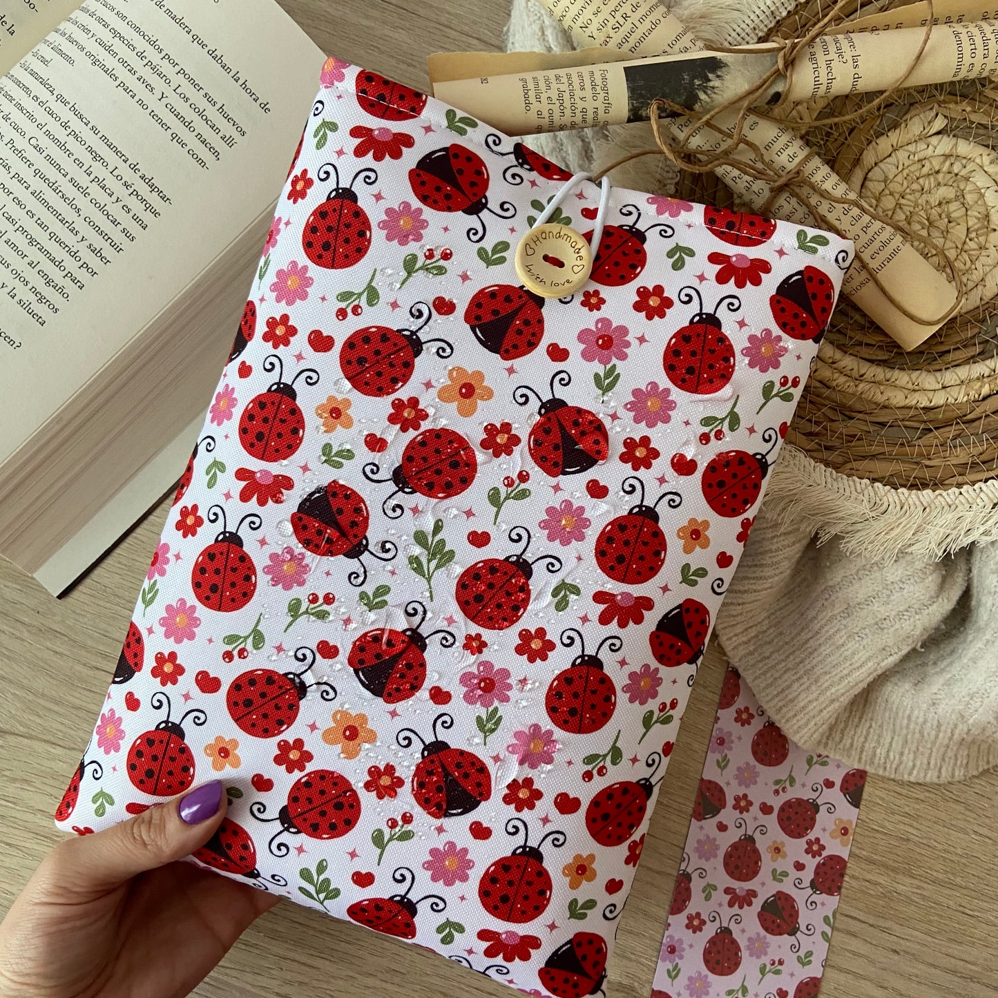 Funda literaria mariquitas en rojo impermeable