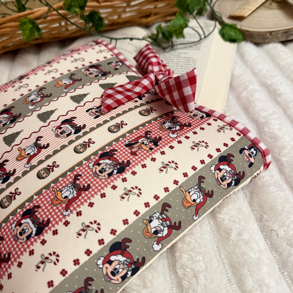 Funda literaria amigos Disney en Navidad con lazo