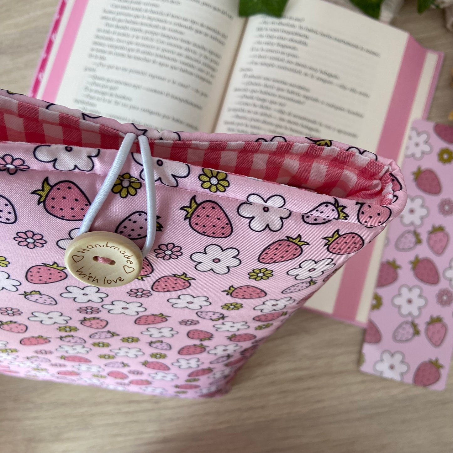 Funda literaria fresitas en primavera