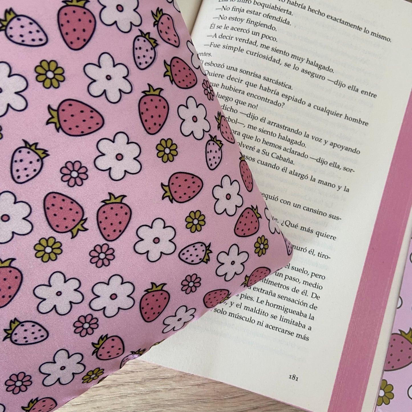 Funda literaria fresitas en primavera