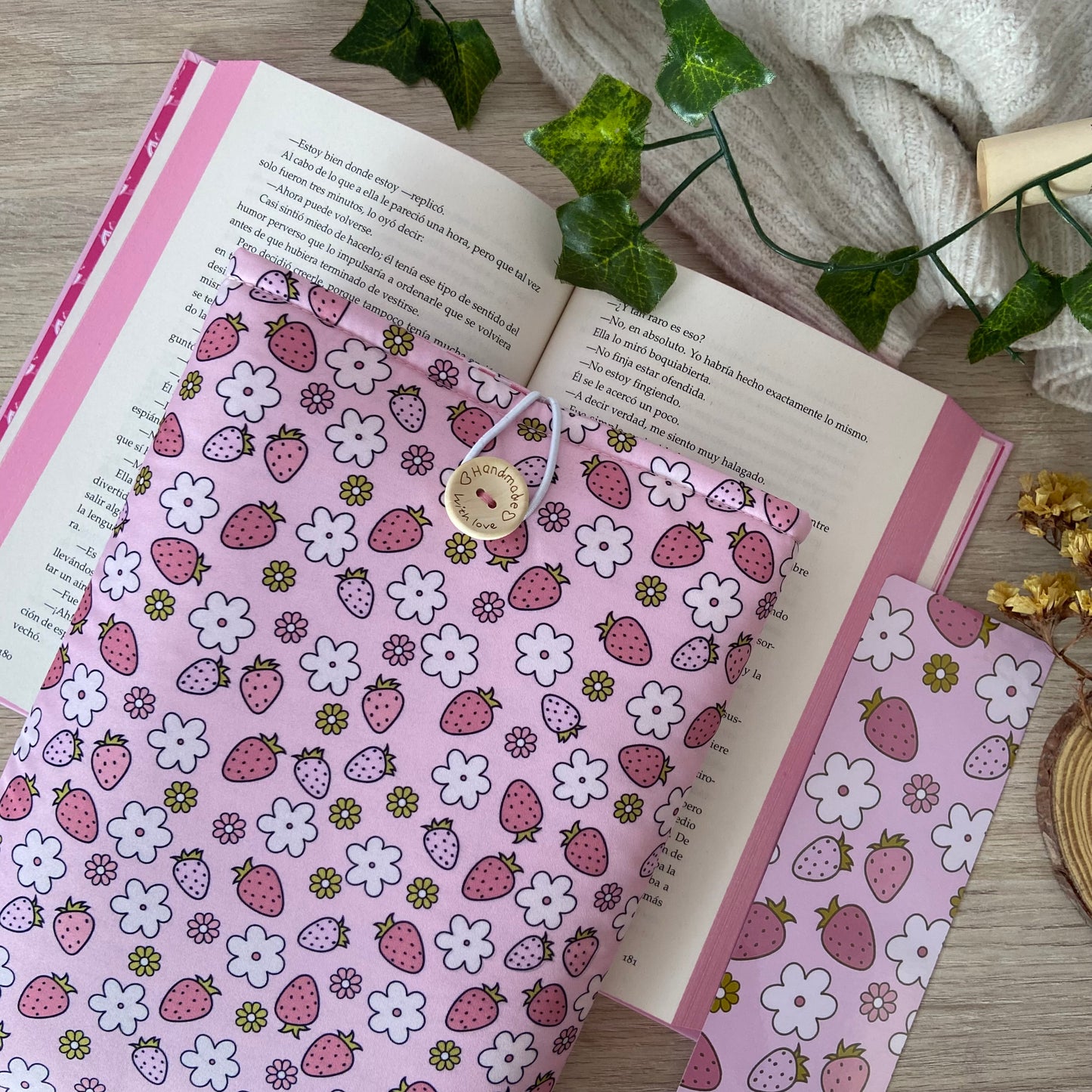 Funda literaria fresitas en primavera