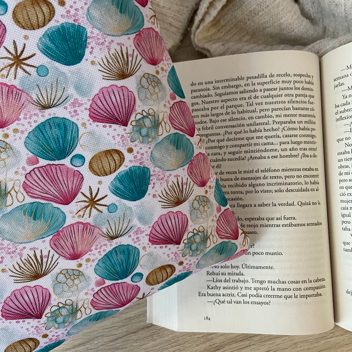 Funda literaria conchas marinas impermeable