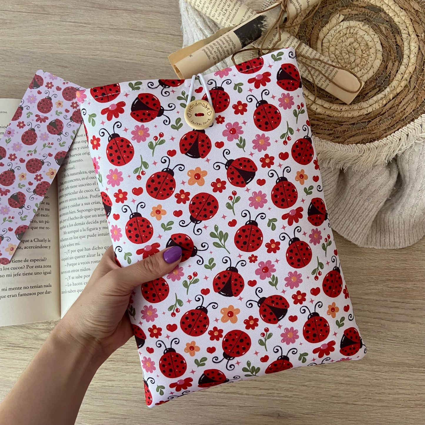 Funda literaria mariquitas en rojo impermeable