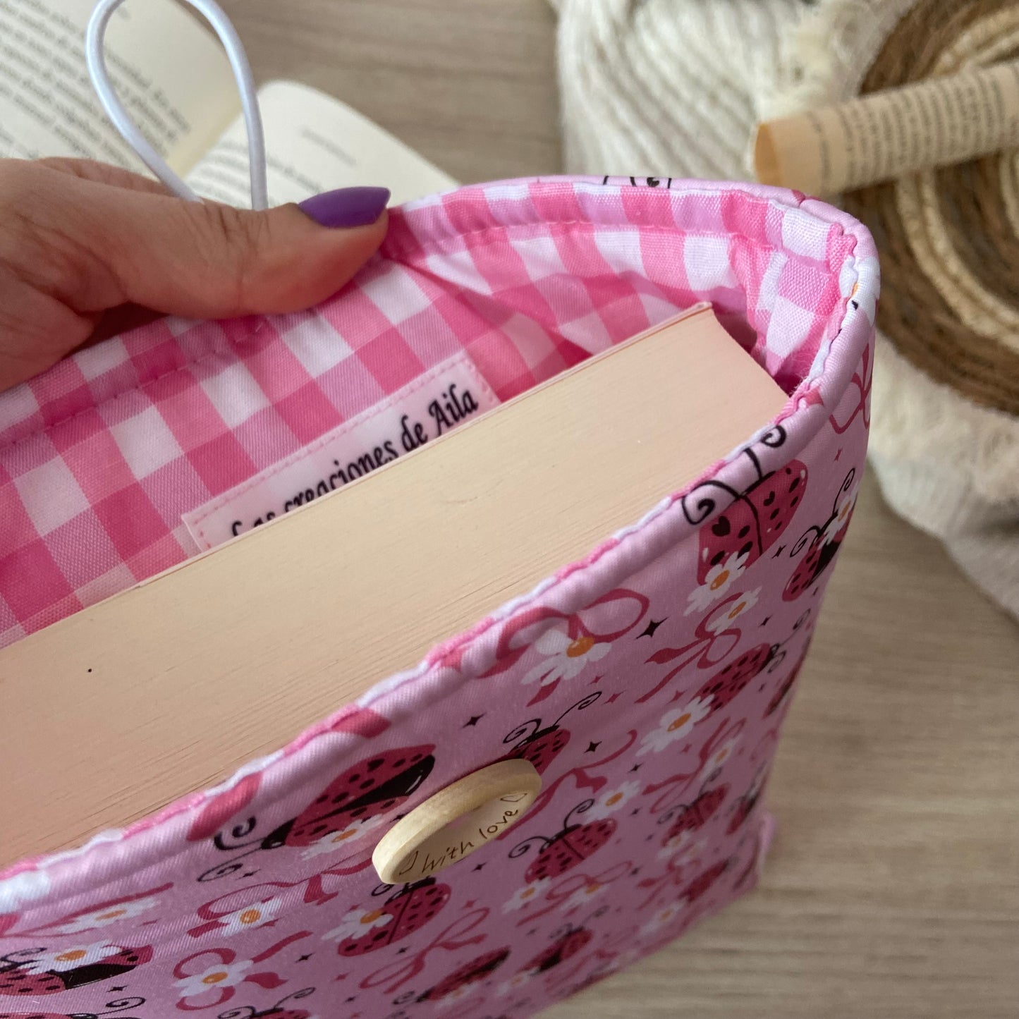 Funda literaria mariquitas en rosa