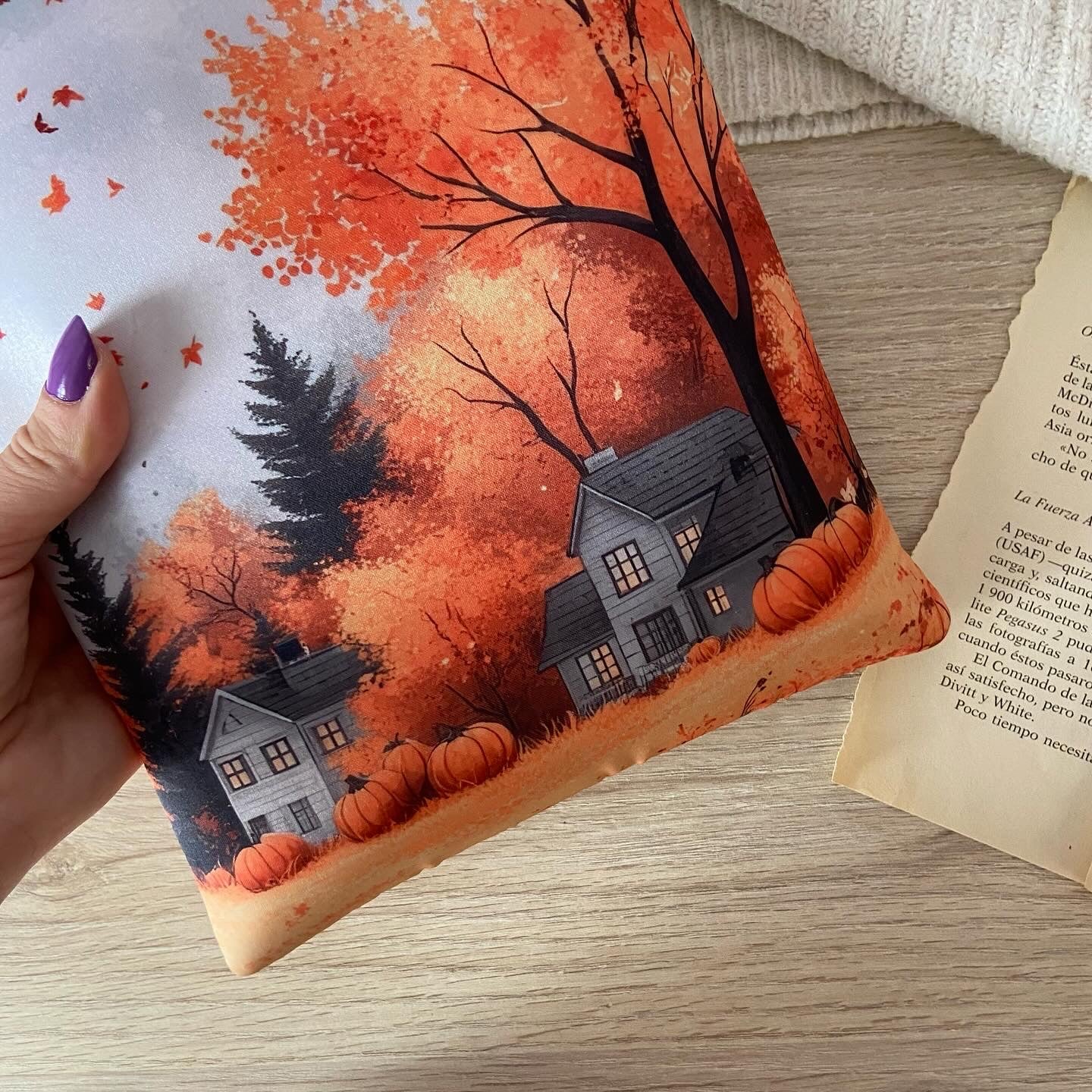 Funda literaria pueblo otoñal