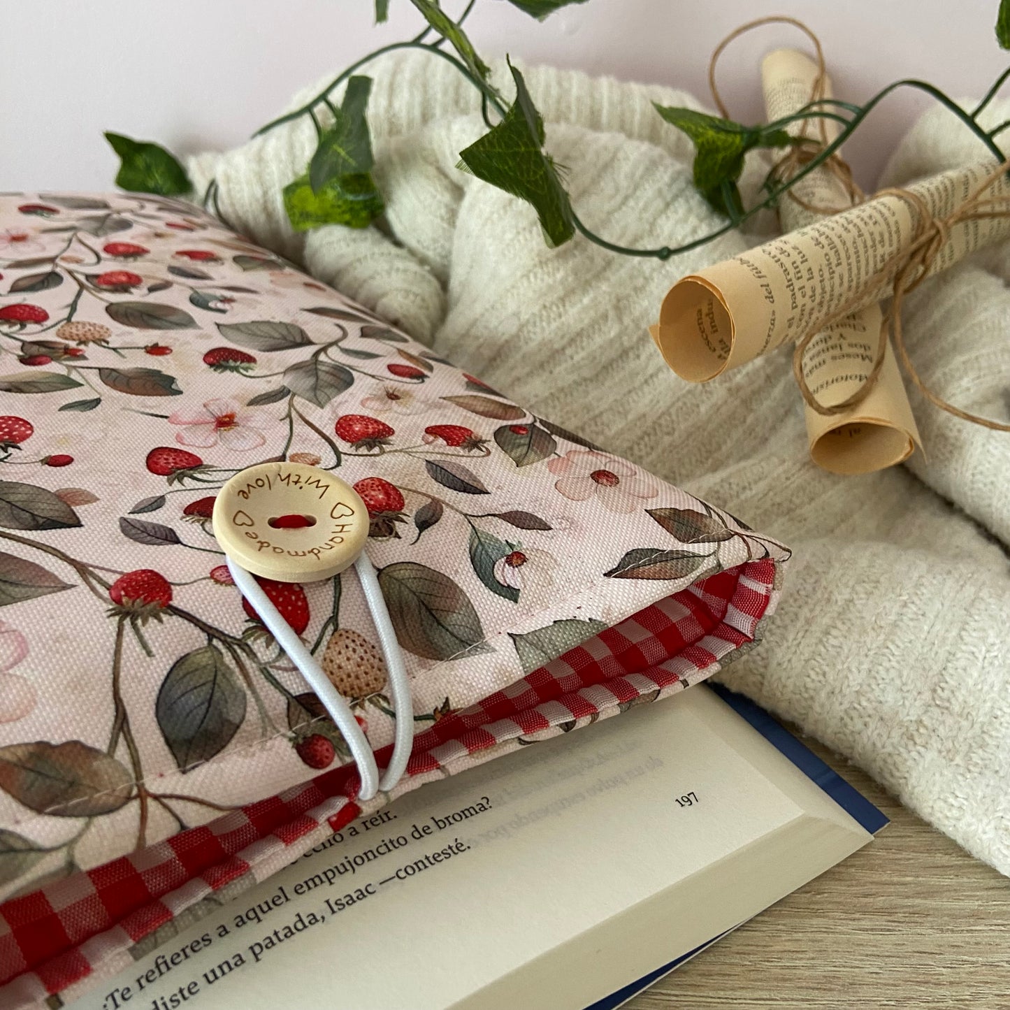 Funda literaria fresitas impermeable