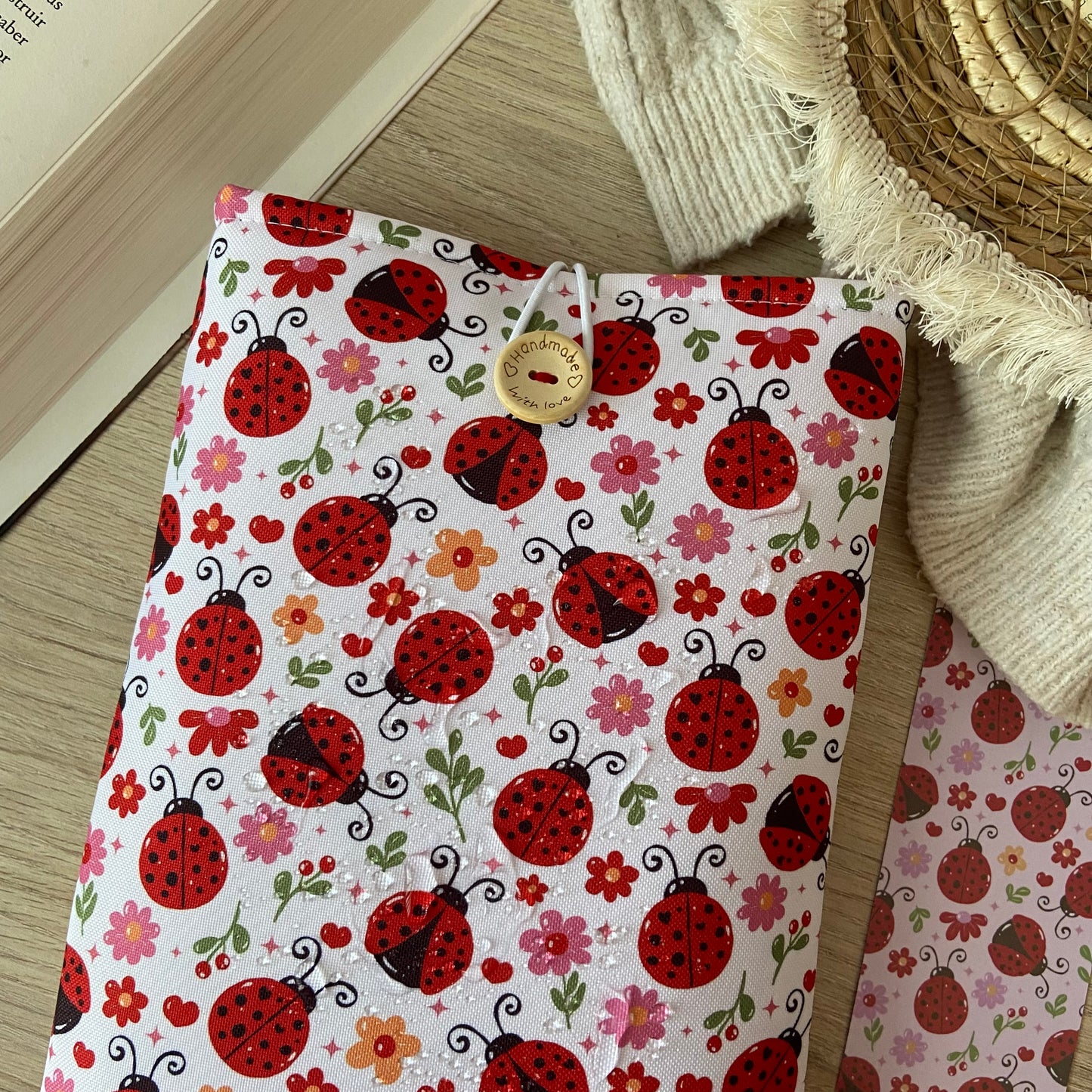 Funda literaria mariquitas en rojo impermeable