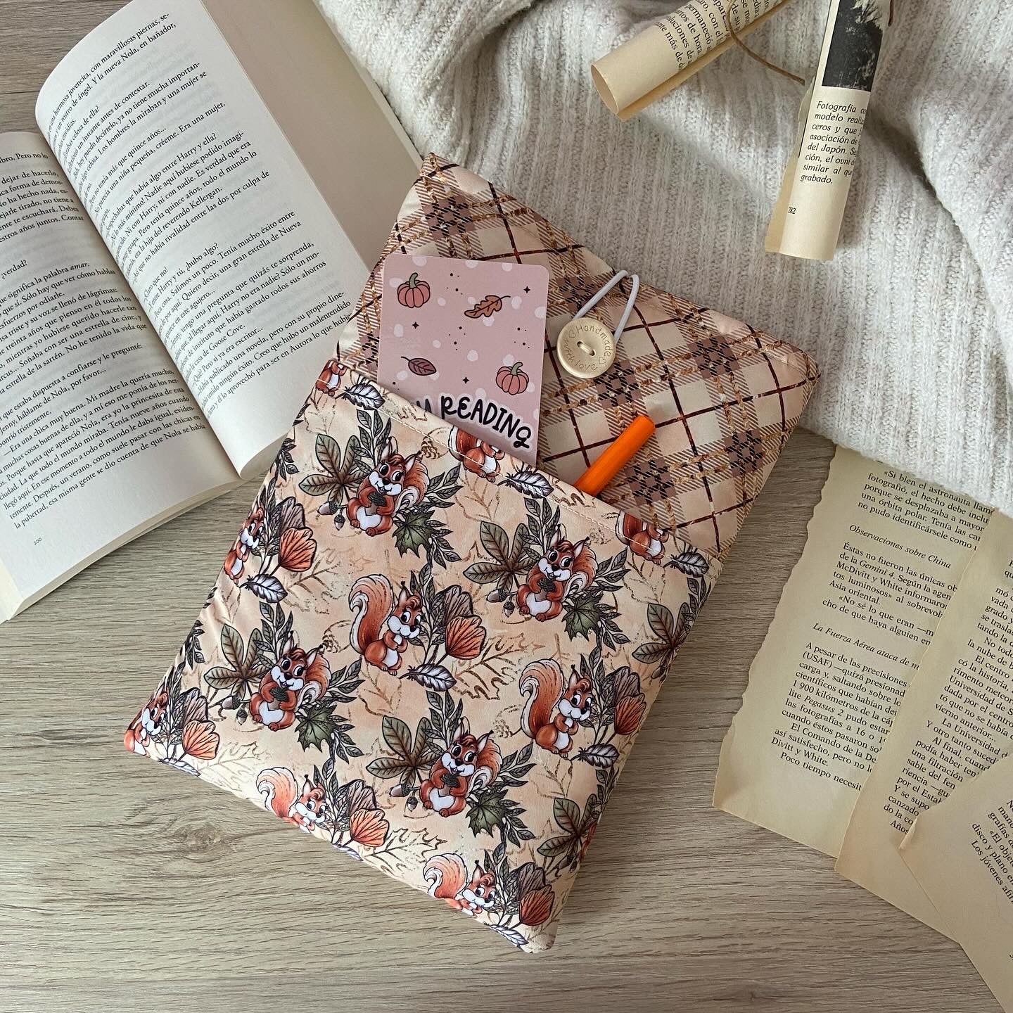 Funda literaria ardillitas con bolsillo