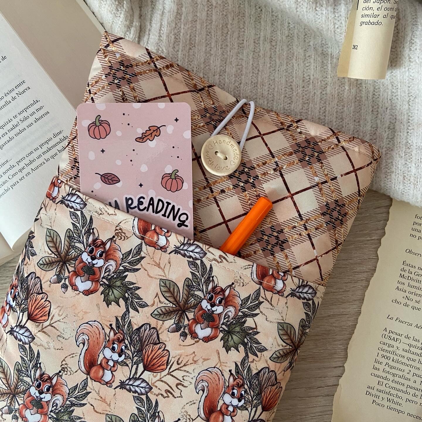 Funda literaria ardillitas con bolsillo