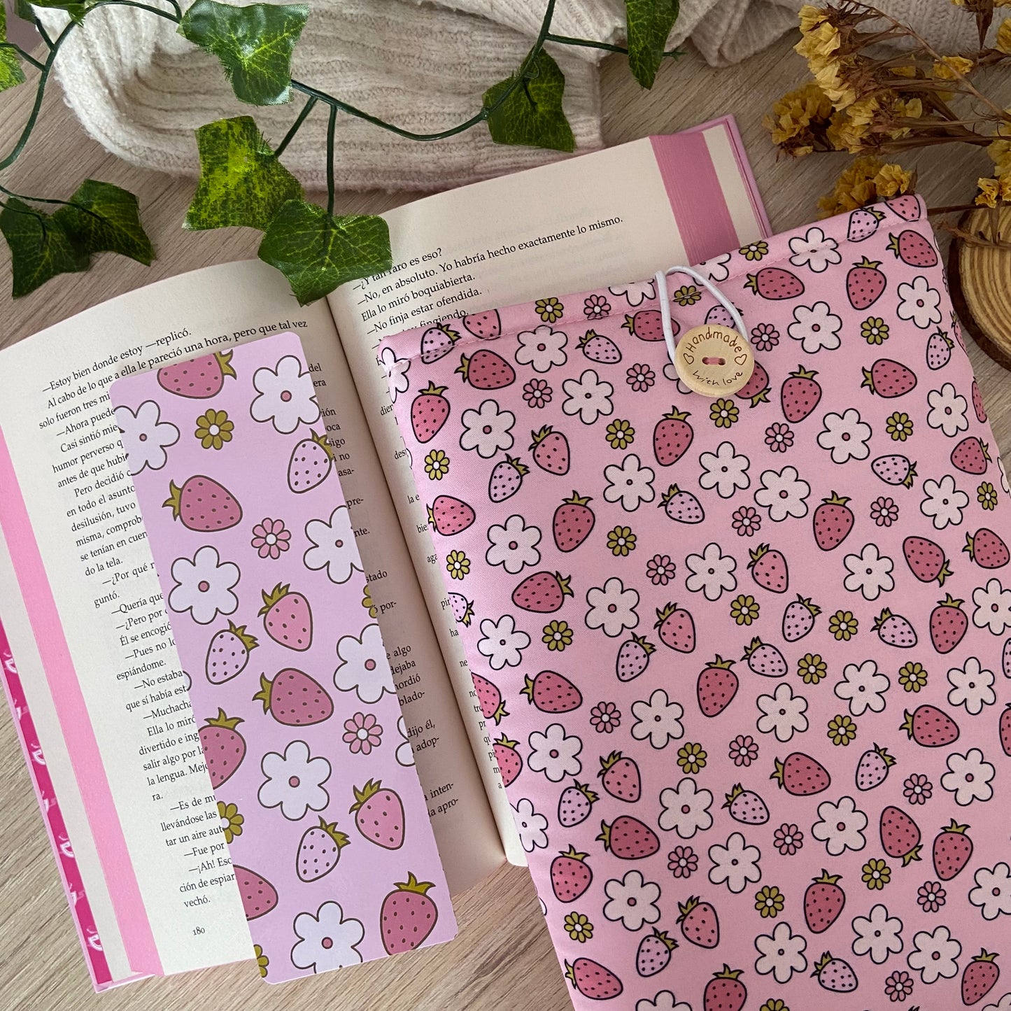 Funda literaria fresitas en primavera