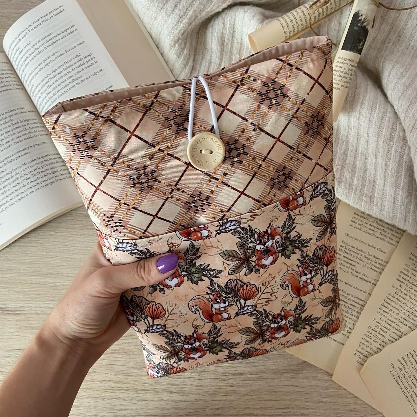 Funda literaria ardillitas con bolsillo