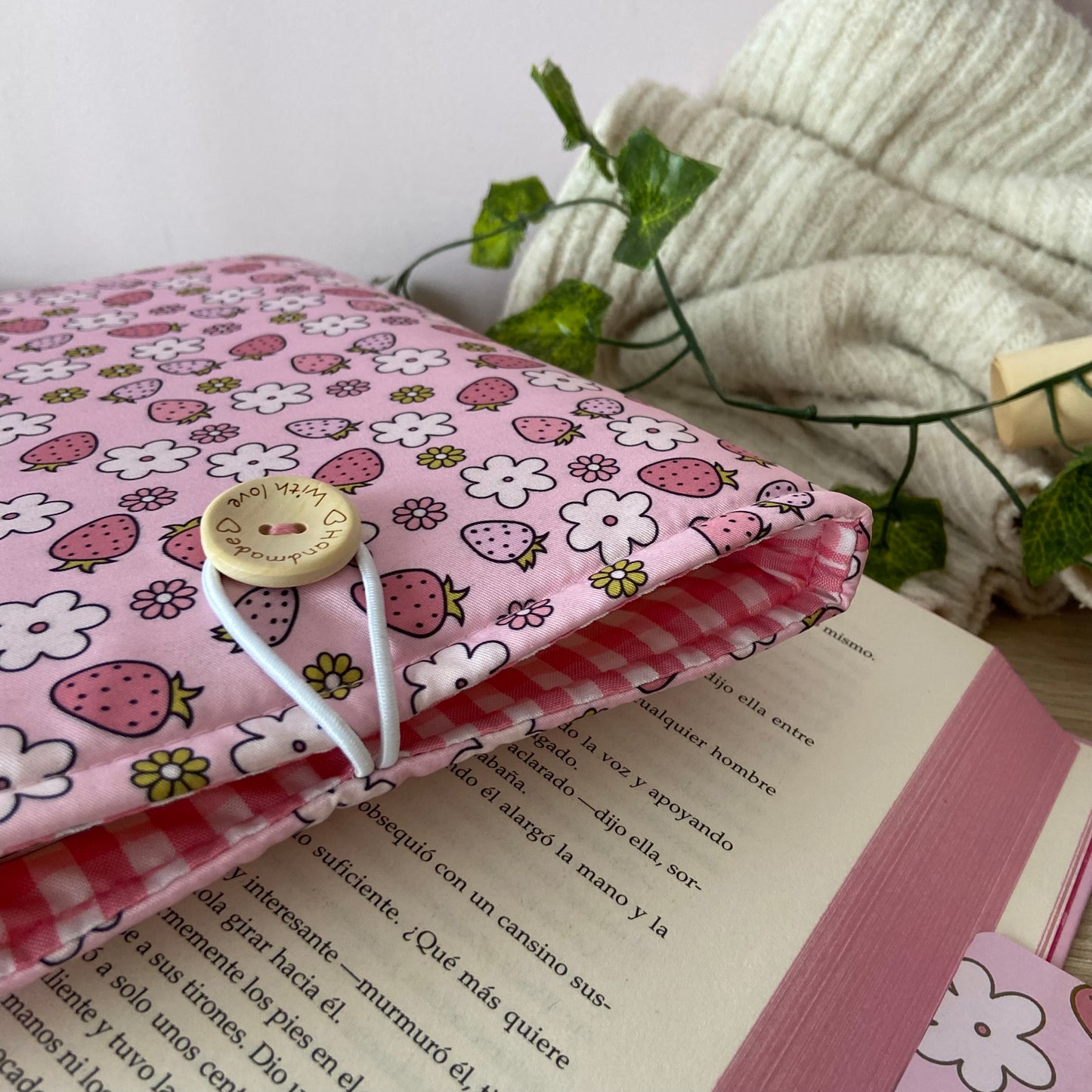 Funda literaria fresitas en primavera
