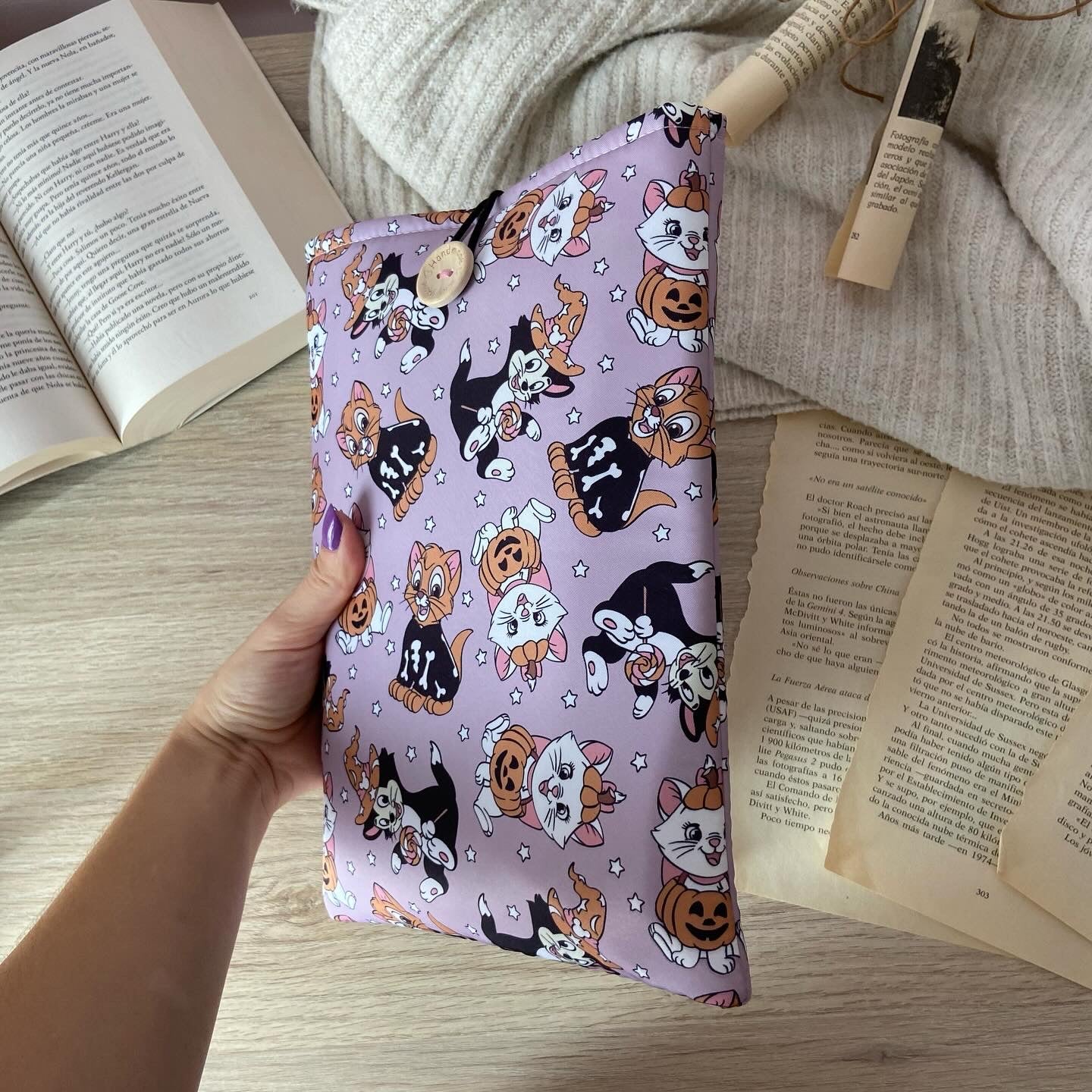 Funda literaria Aristogatos en Halloween