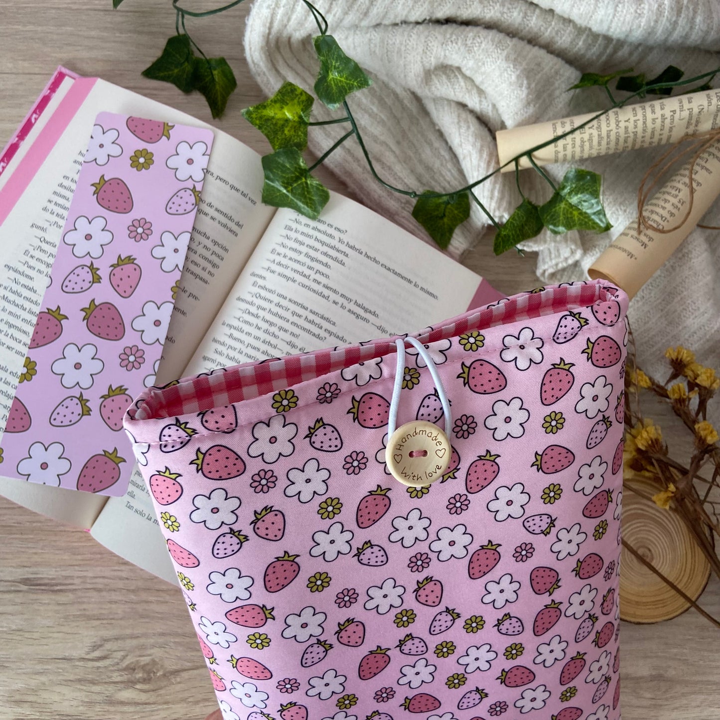 Funda literaria fresitas en primavera