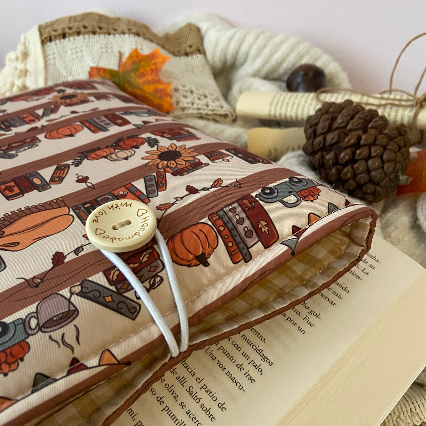 Funda literaria estantería otoñal