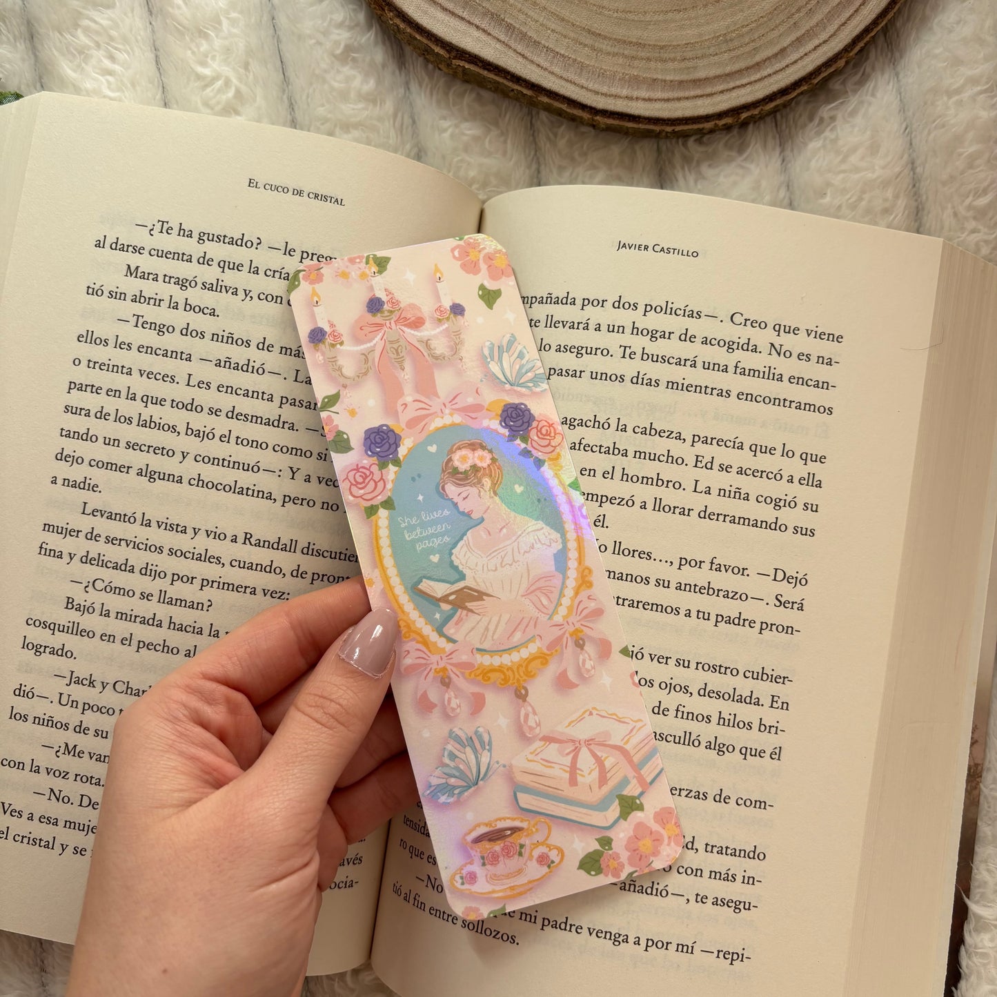 Marcapáginas She lives between pages holográfico