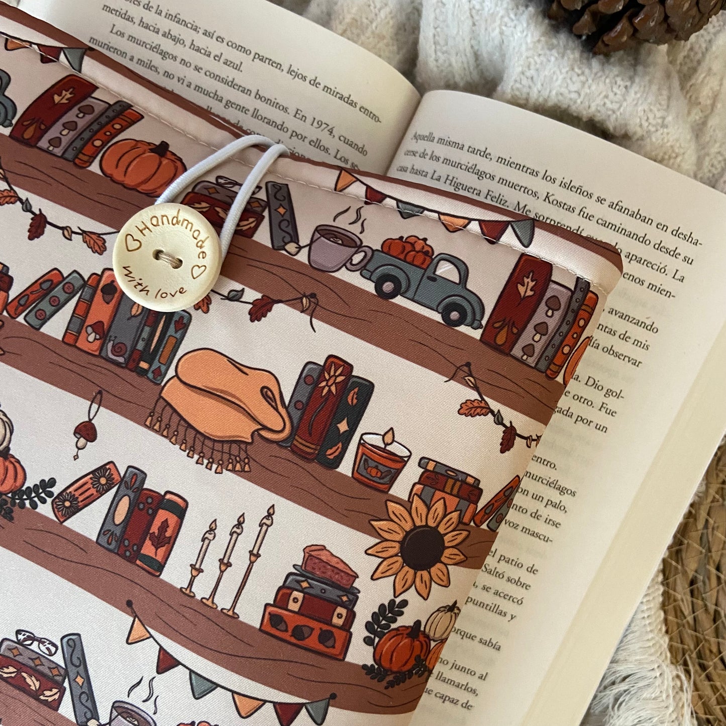 Funda literaria estantería otoñal