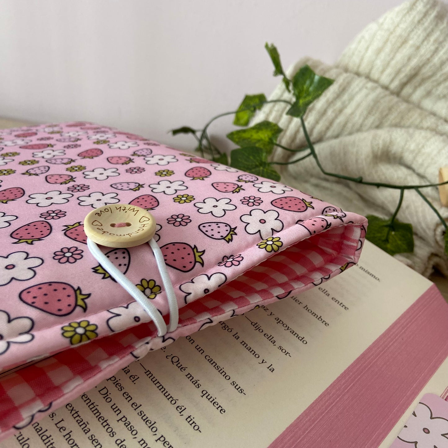 Funda literaria fresitas en primavera