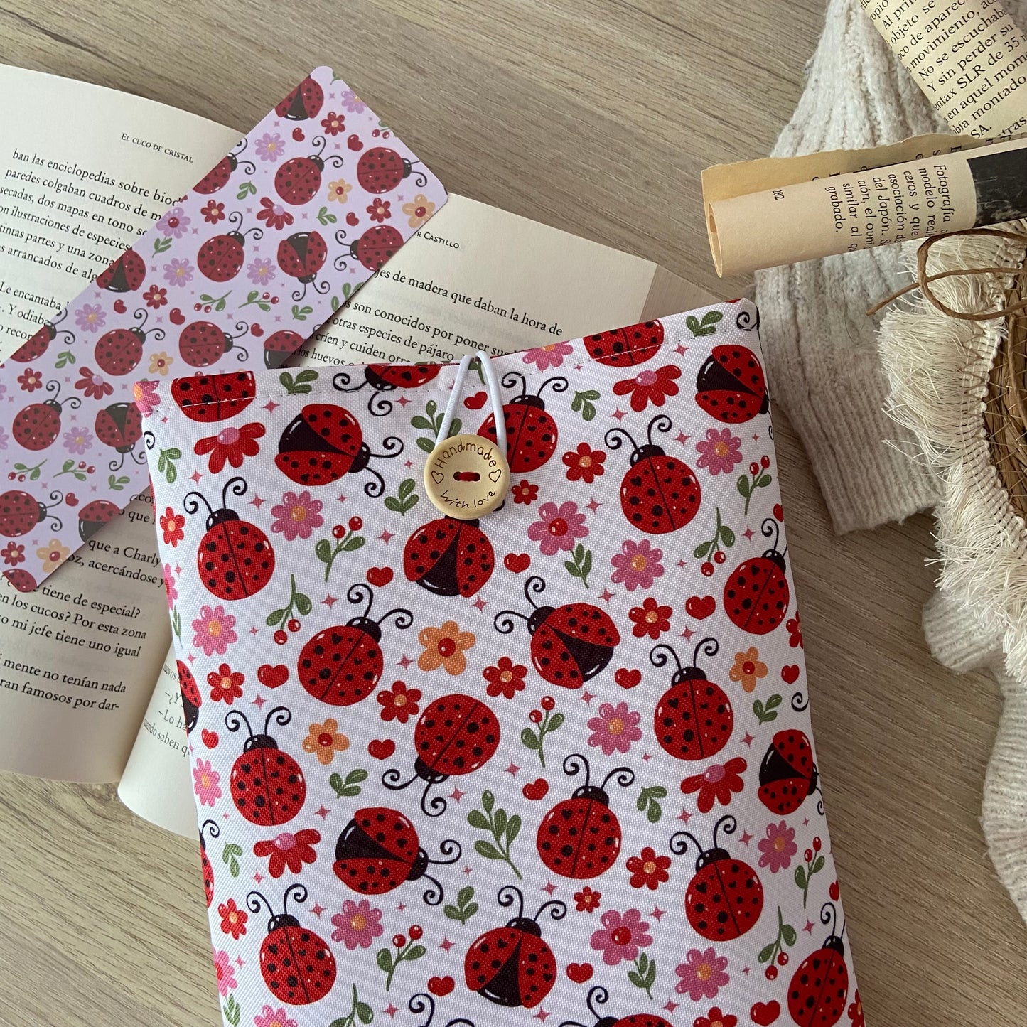 Funda literaria mariquitas en rojo impermeable