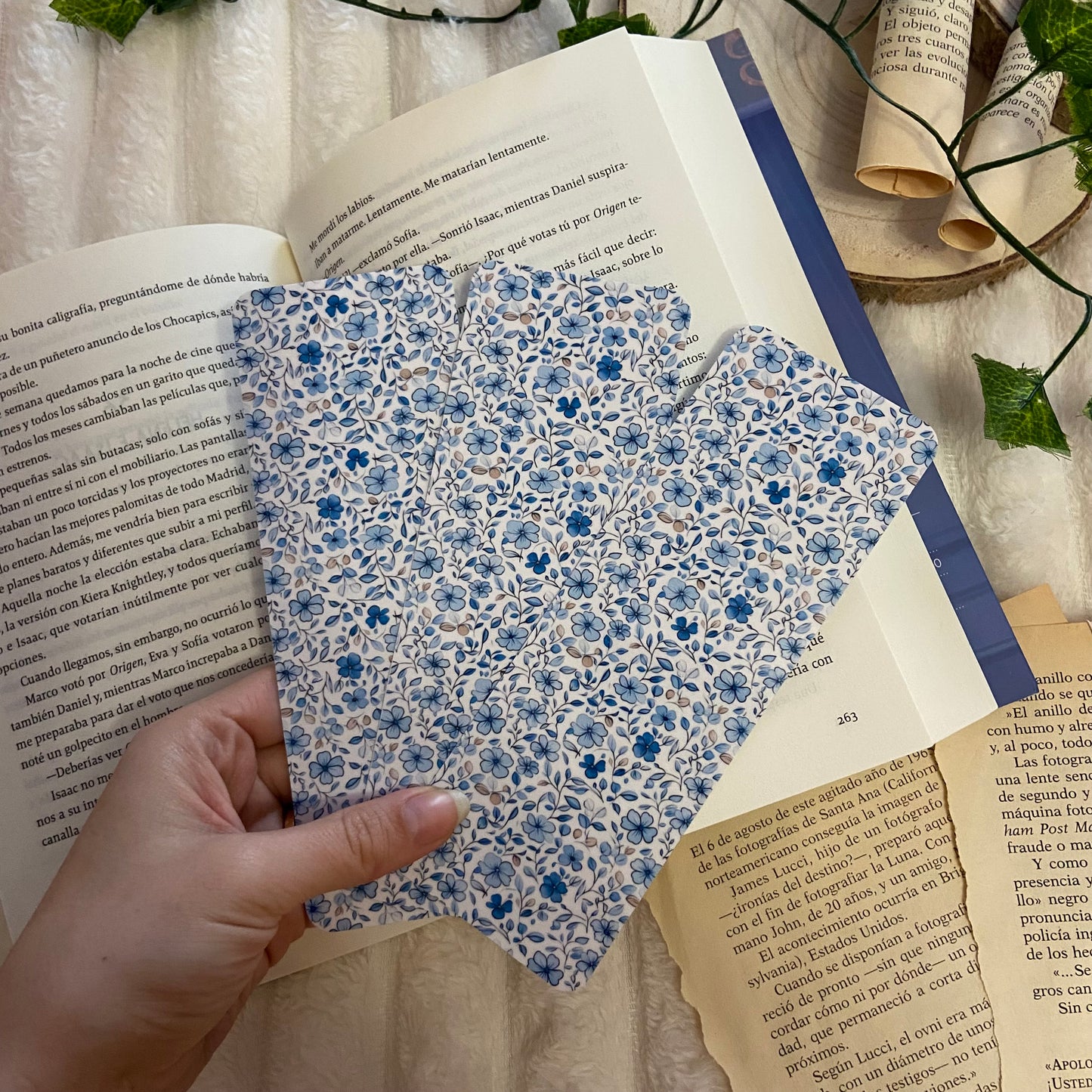 Marcapáginas flores en azul