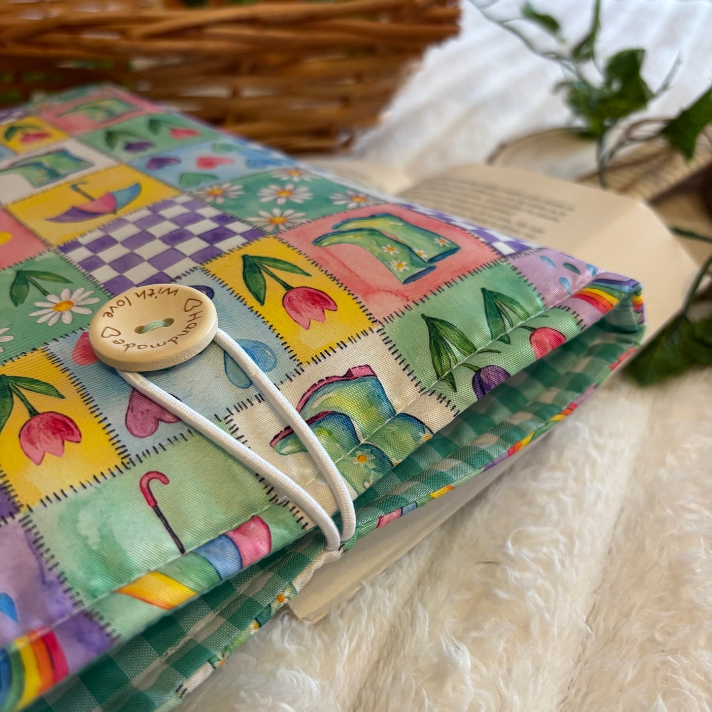 Funda literaria corazones de Abril