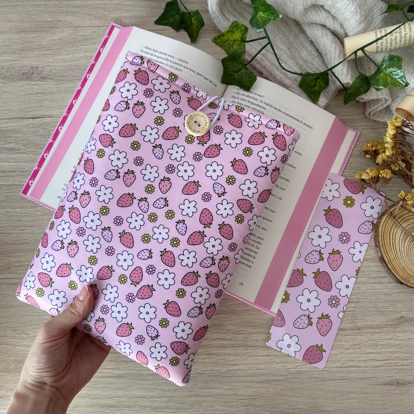 Funda literaria fresitas en primavera