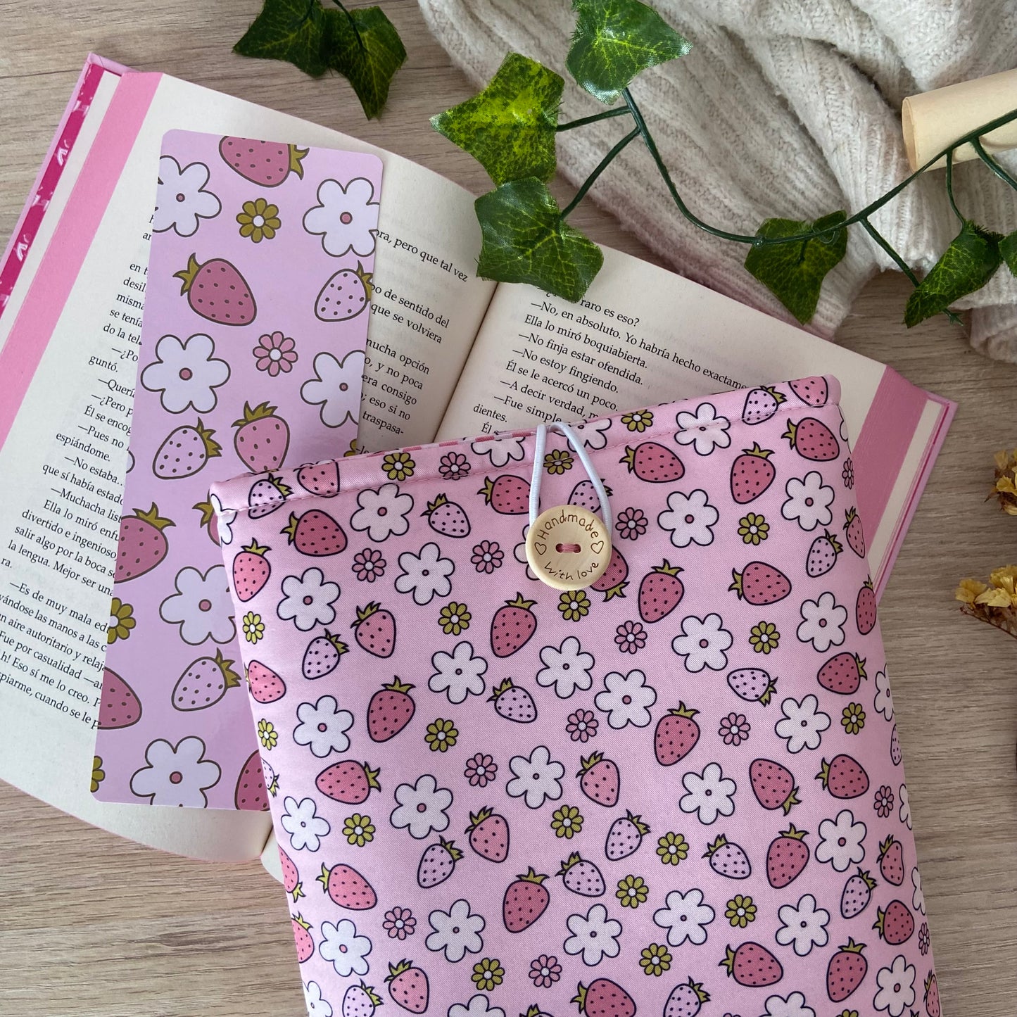 Funda literaria fresitas en primavera