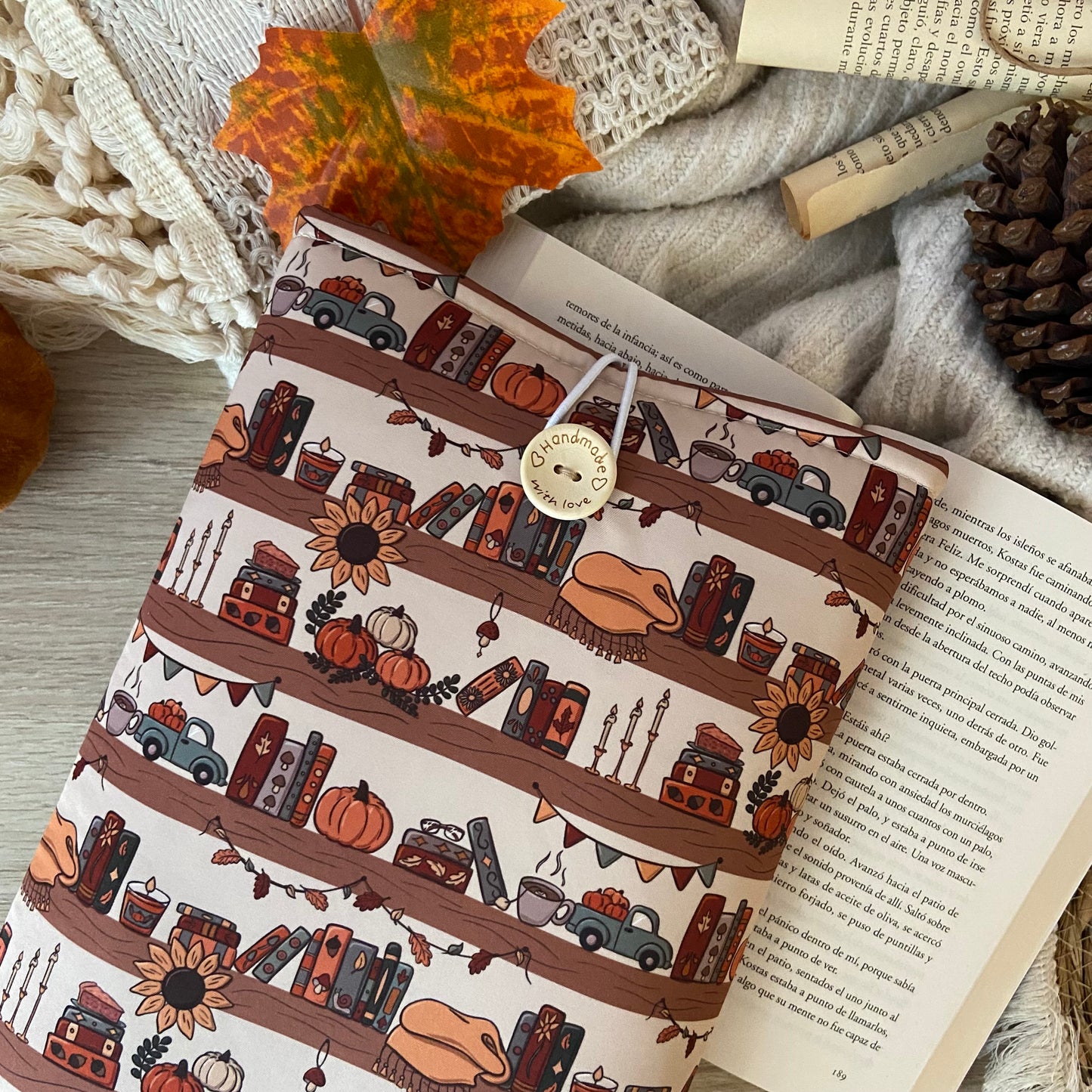 Funda literaria estantería otoñal