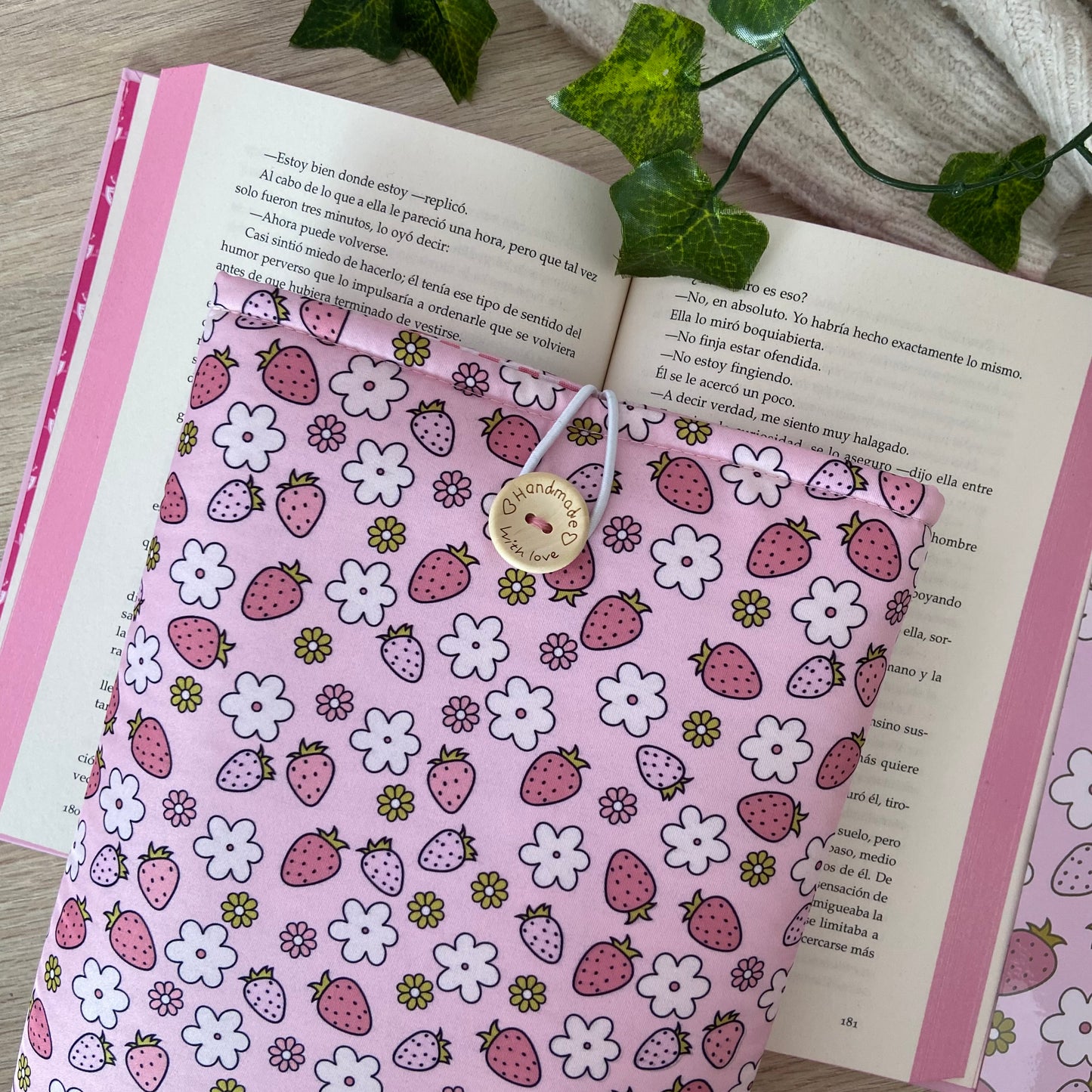 Funda literaria fresitas en primavera