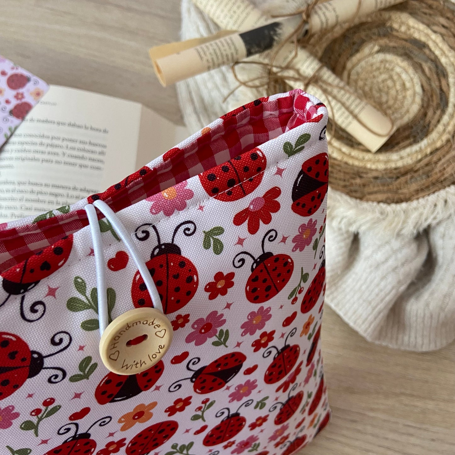 Funda literaria mariquitas en rojo impermeable