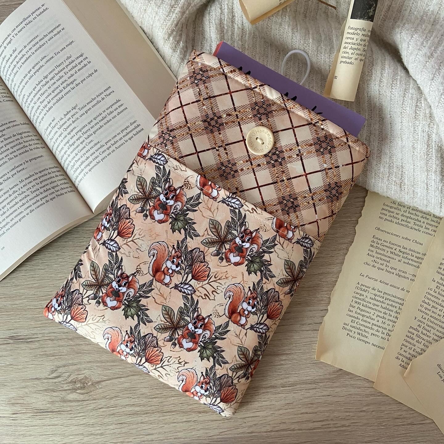 Funda literaria ardillitas con bolsillo