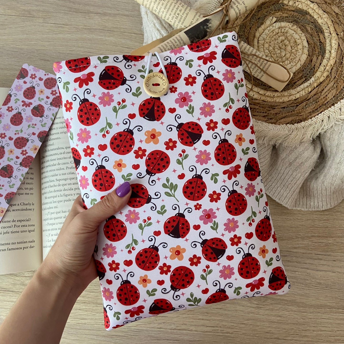 Funda literaria mariquitas en rojo impermeable