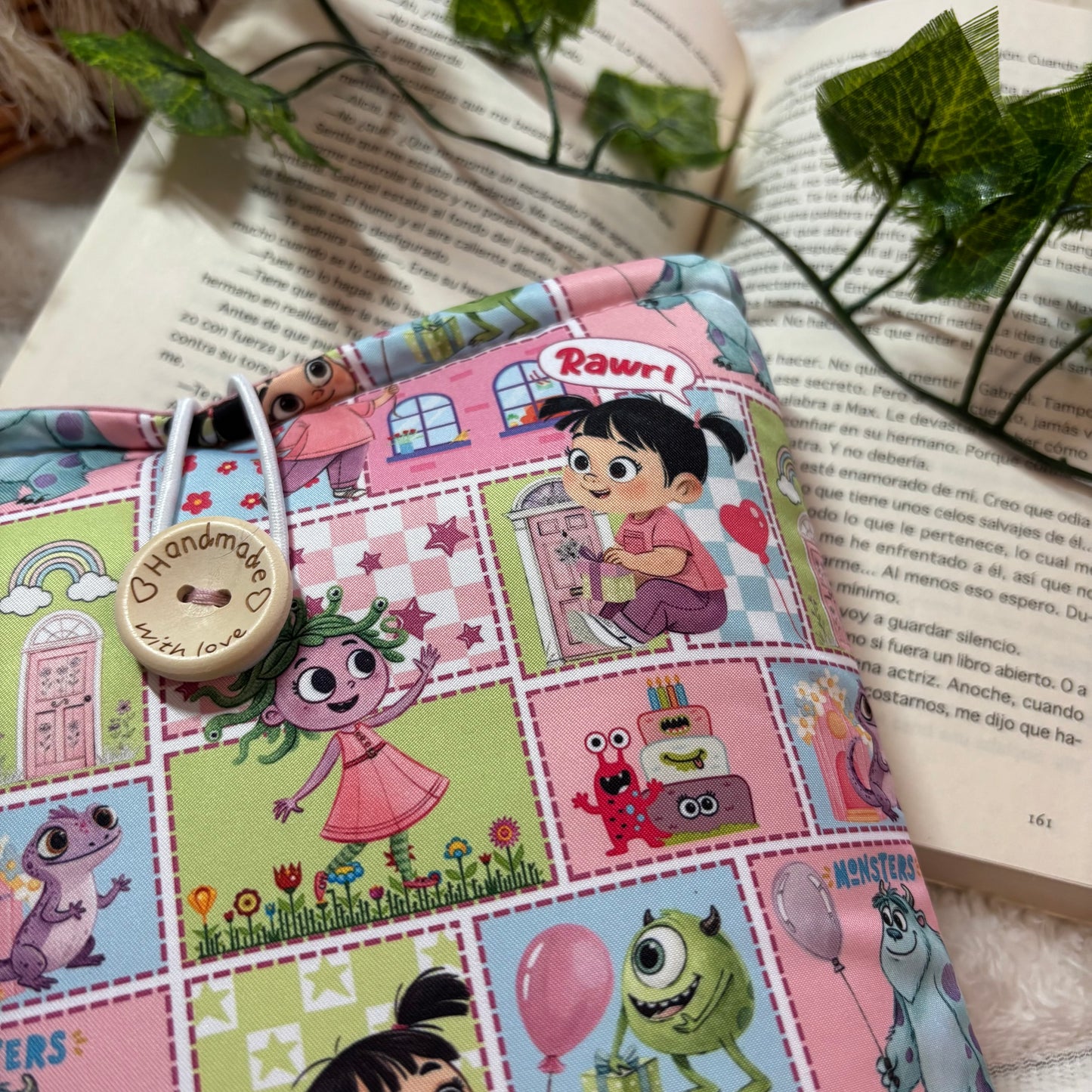 Funda literaria collage Monstruos S.A