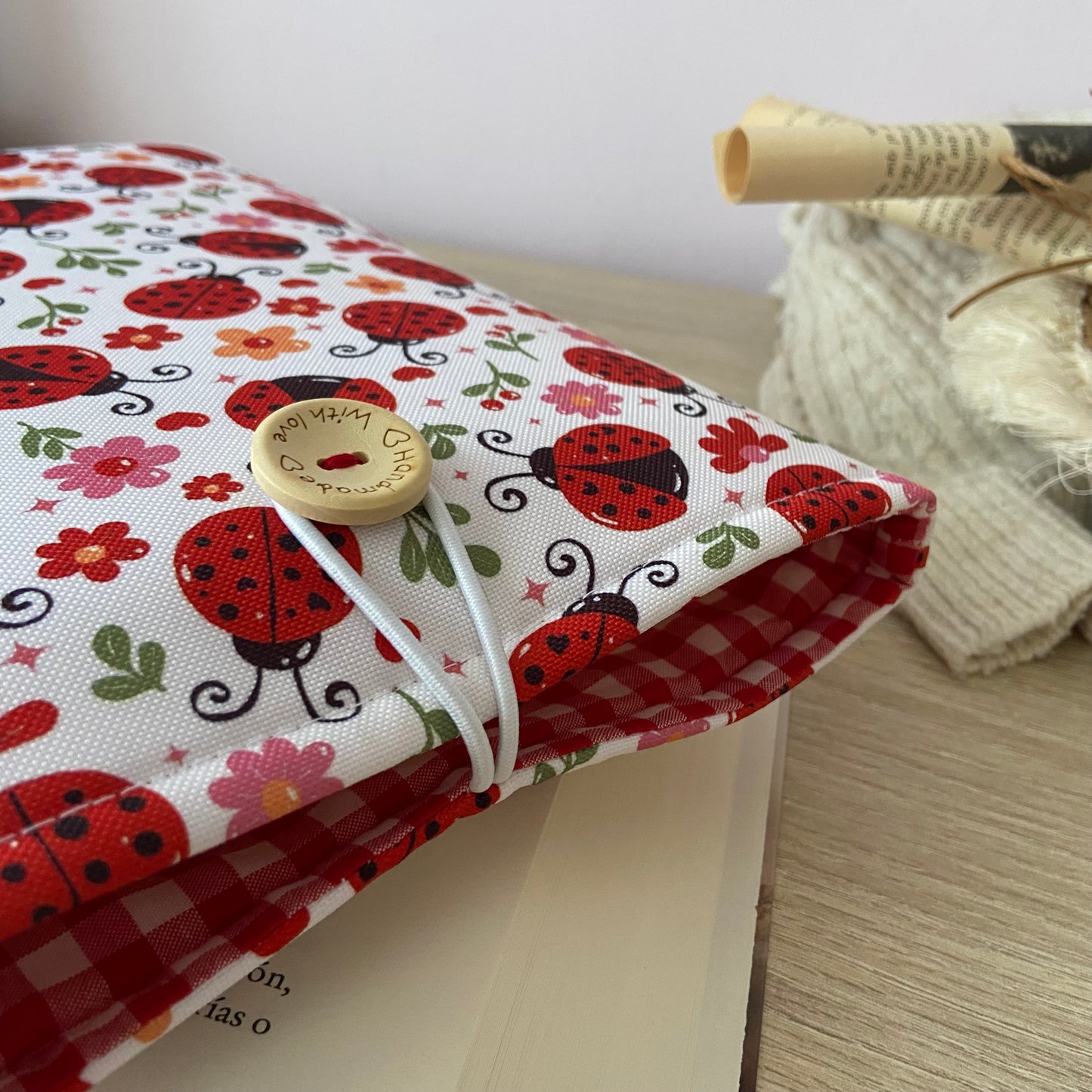Funda literaria mariquitas en rojo impermeable