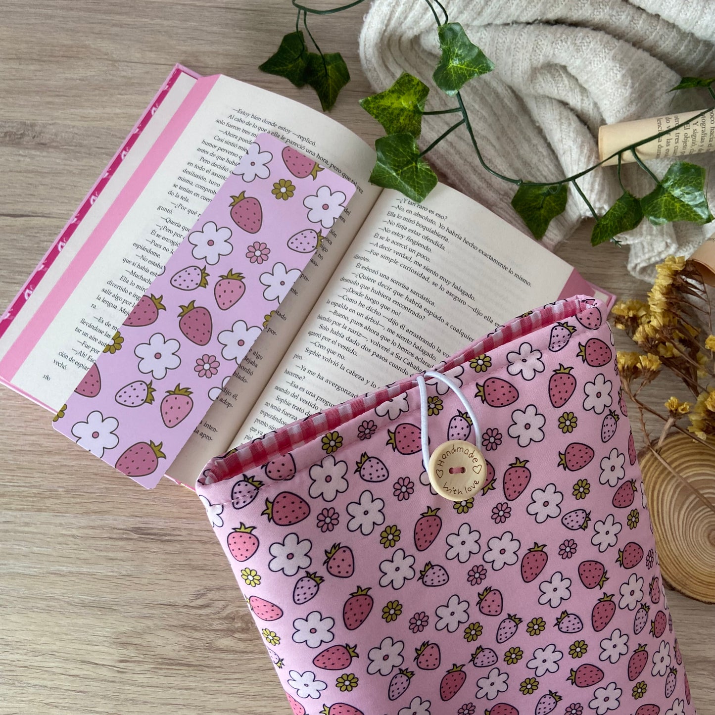Funda literaria fresitas en primavera