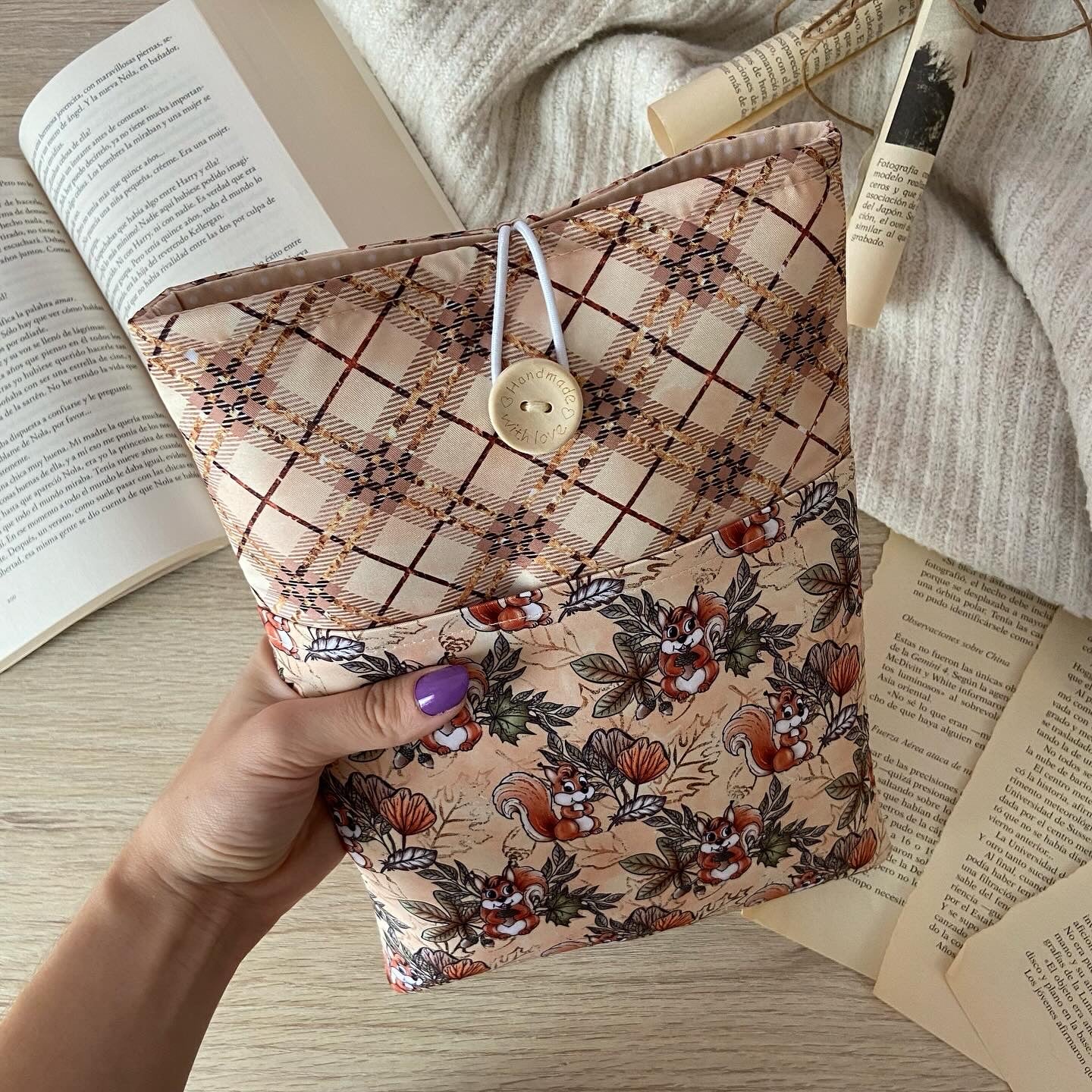 Funda literaria ardillitas con bolsillo