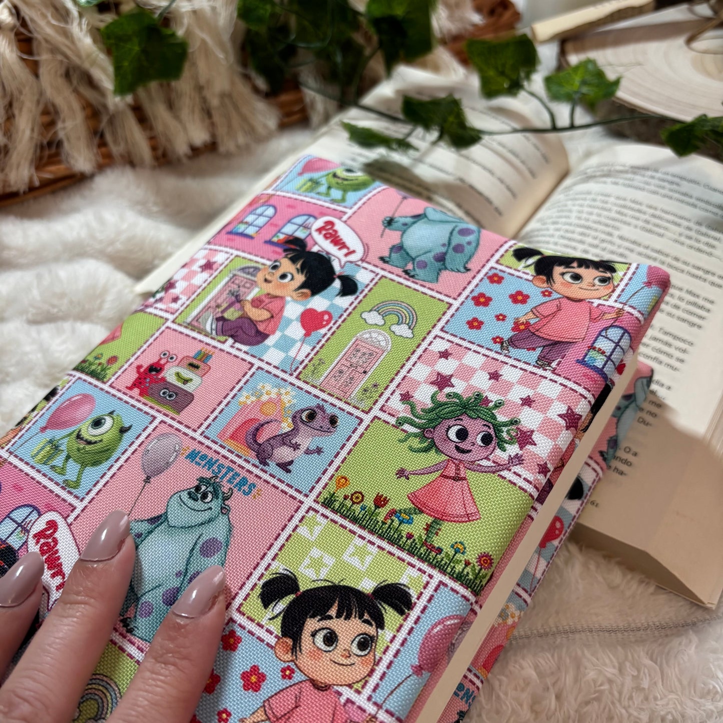 Funda ajustable collage Monstruos S.A