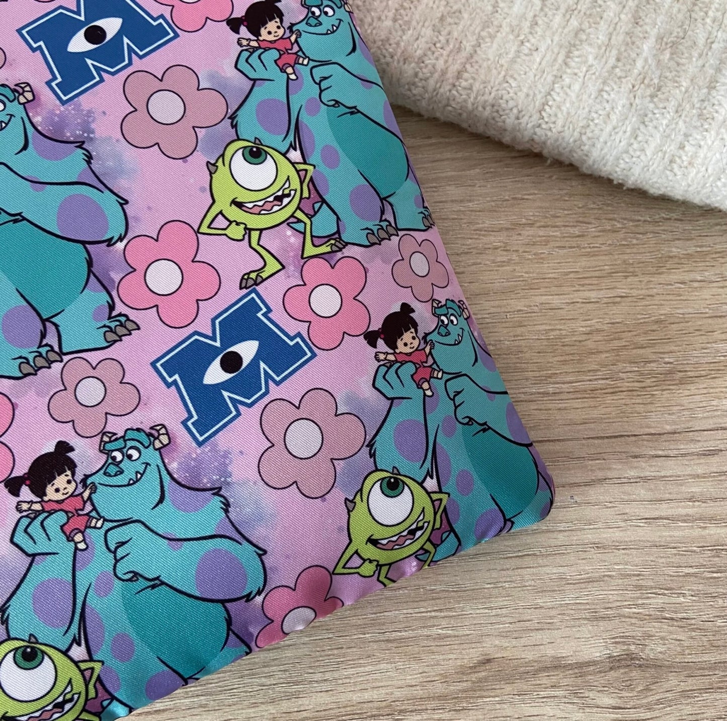 Funda literaria Monstruos S.A.