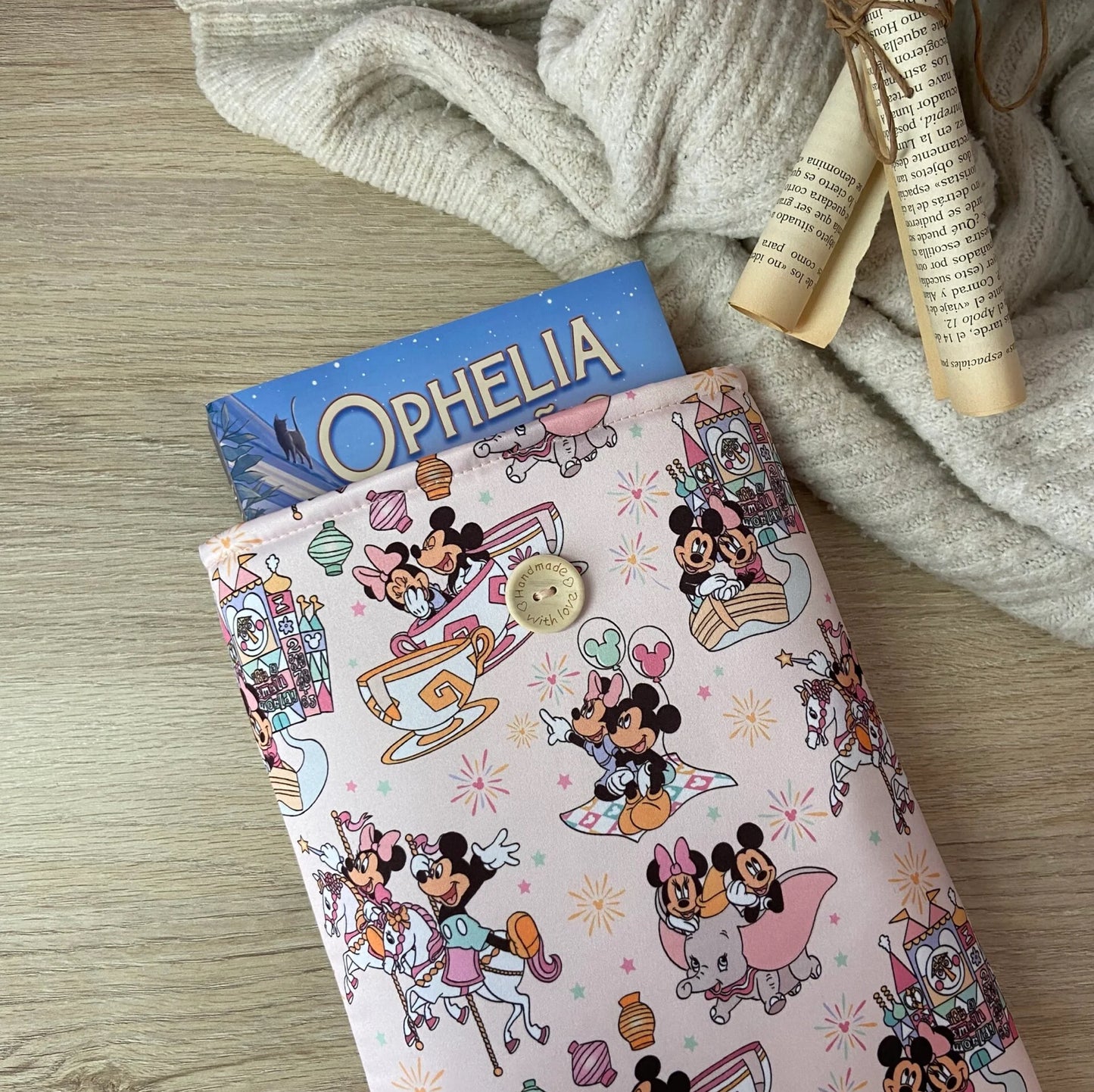Funda literaria Minnie y Mickey en el parque de atracciones