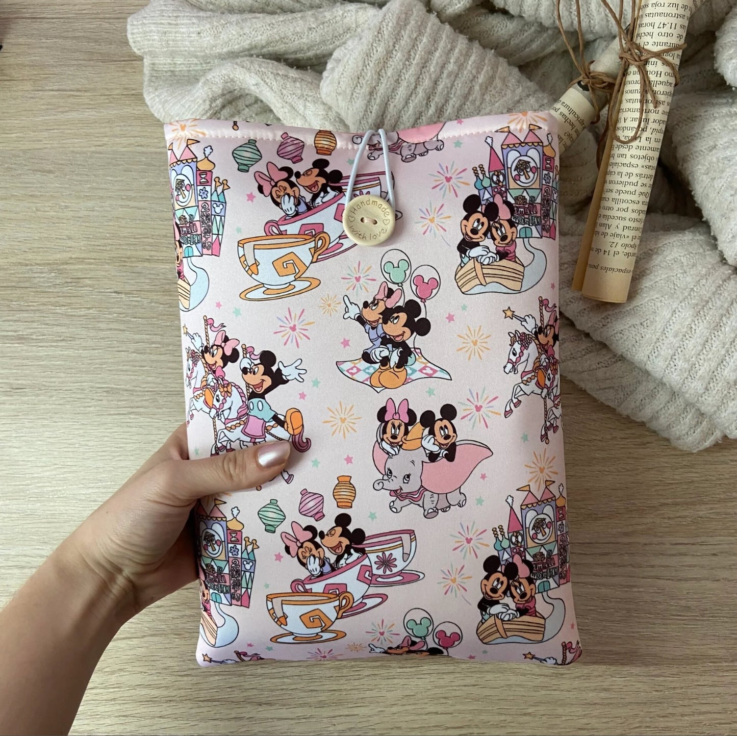 Funda literaria Minnie y Mickey en el parque de atracciones