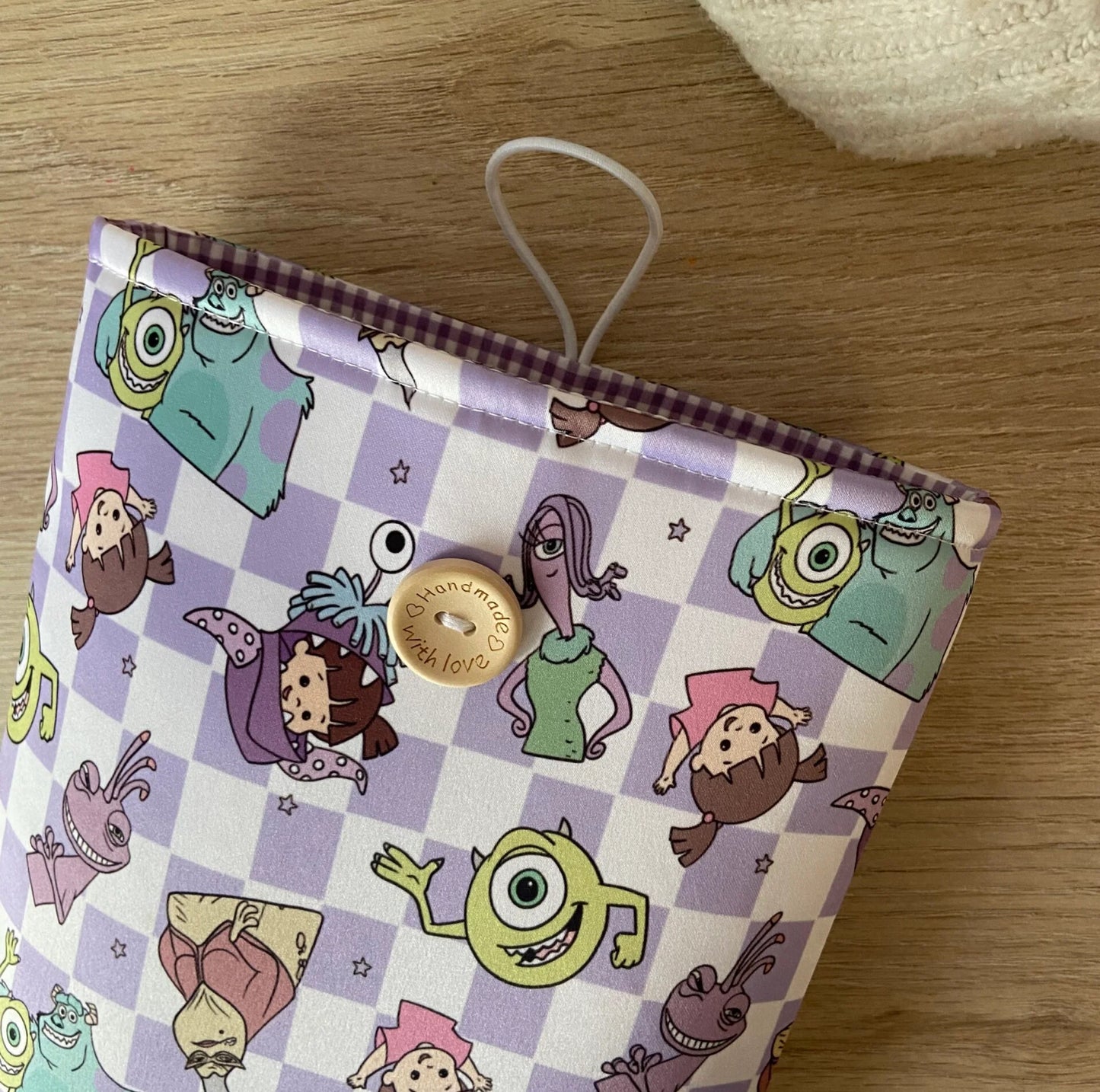 Funda literaria Monstruos SA