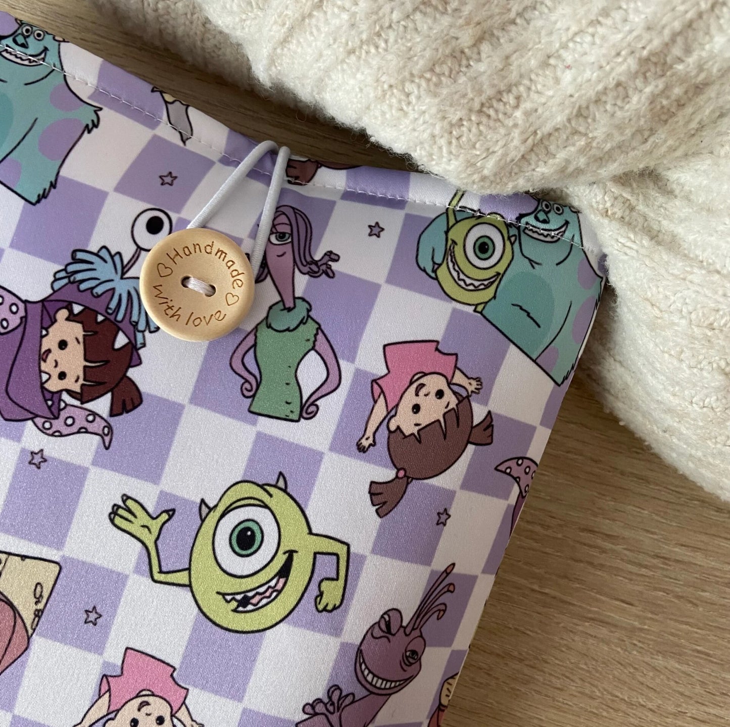 Funda literaria Monstruos SA
