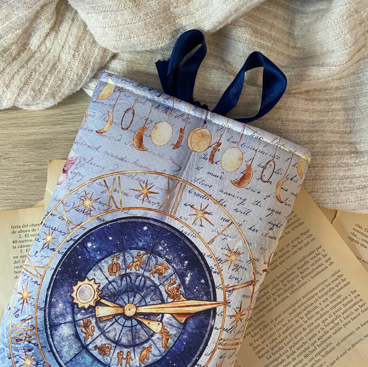 Funda literaria Zodiacus (es con botón)