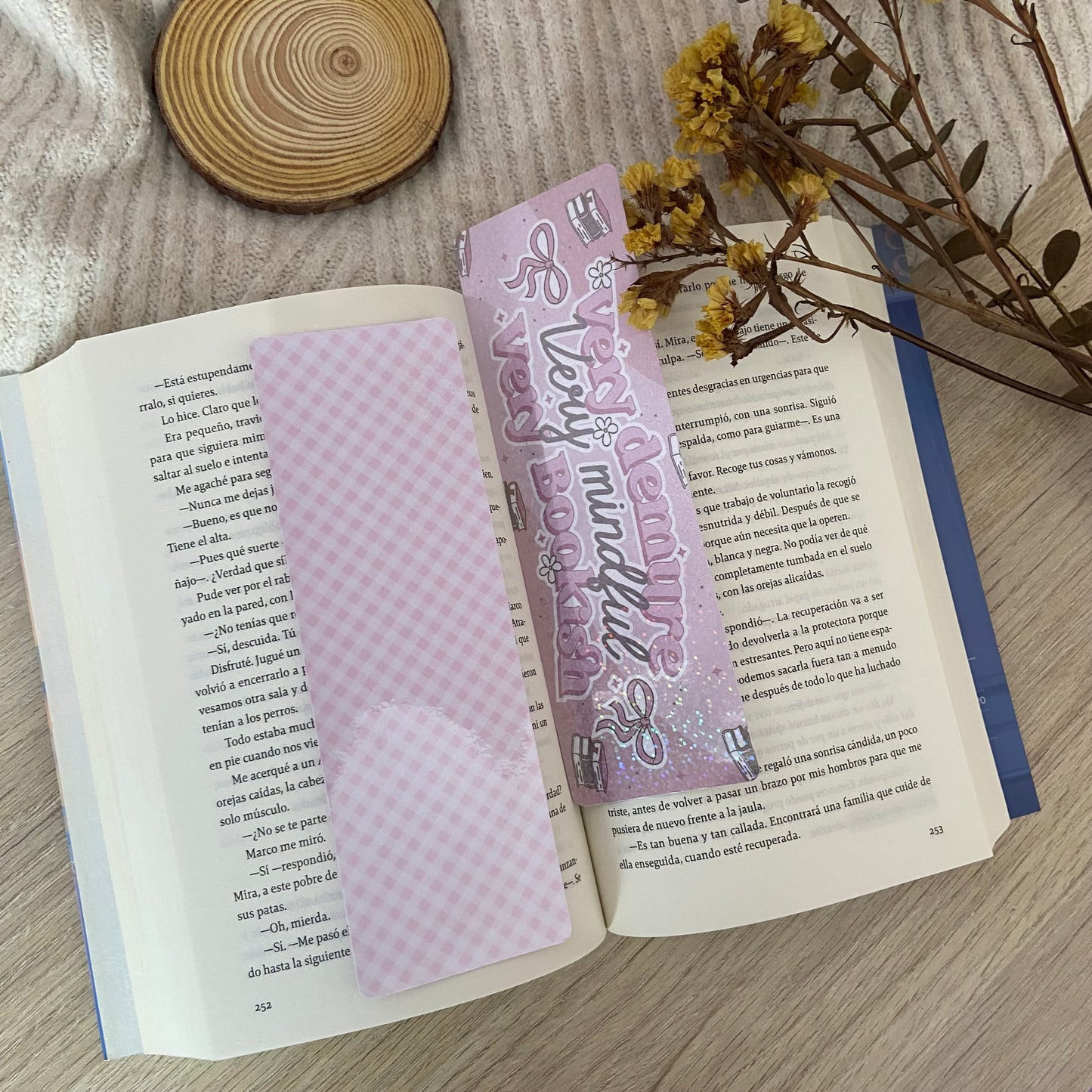 Marcapáginas Very demure, very mindful, very bookish