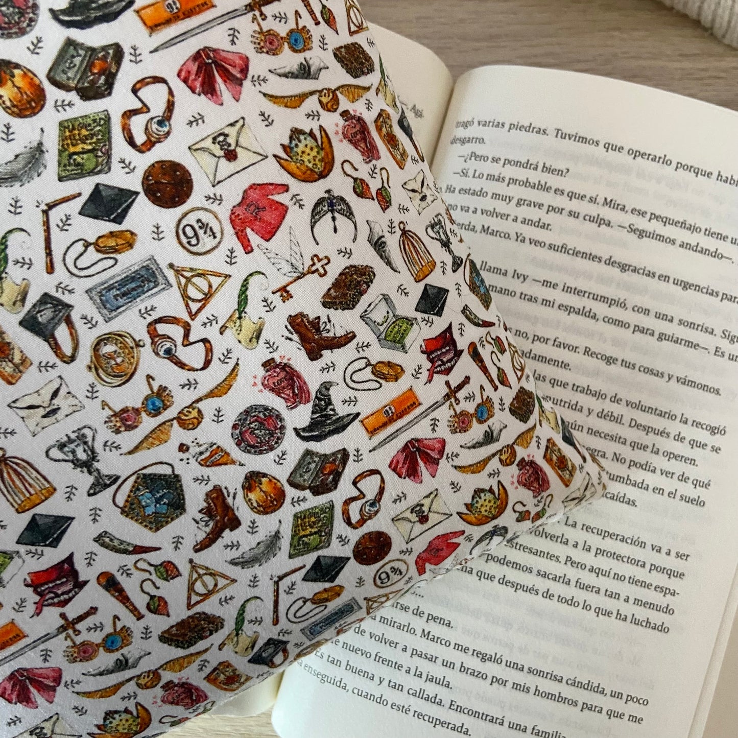 Funda literaria objetos Harry Potter