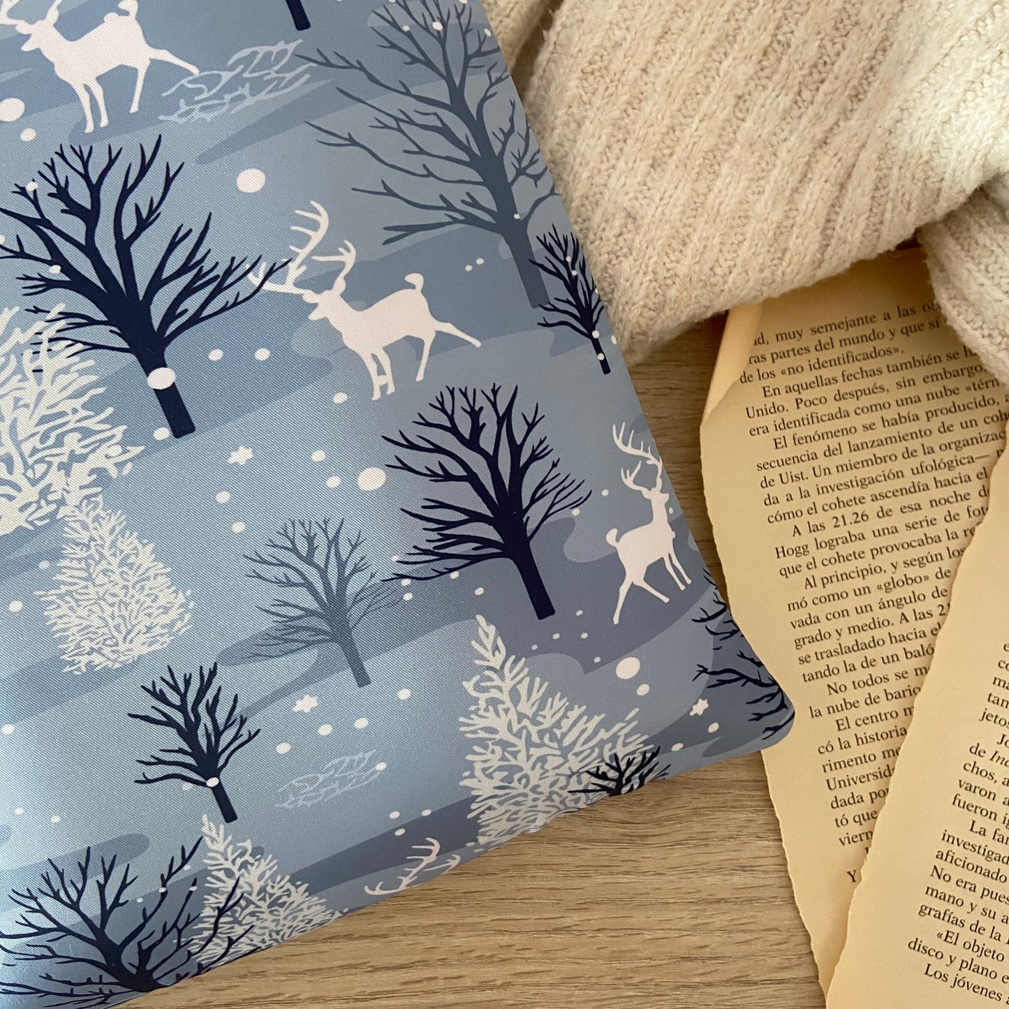 Funda literaria renos en el bosque