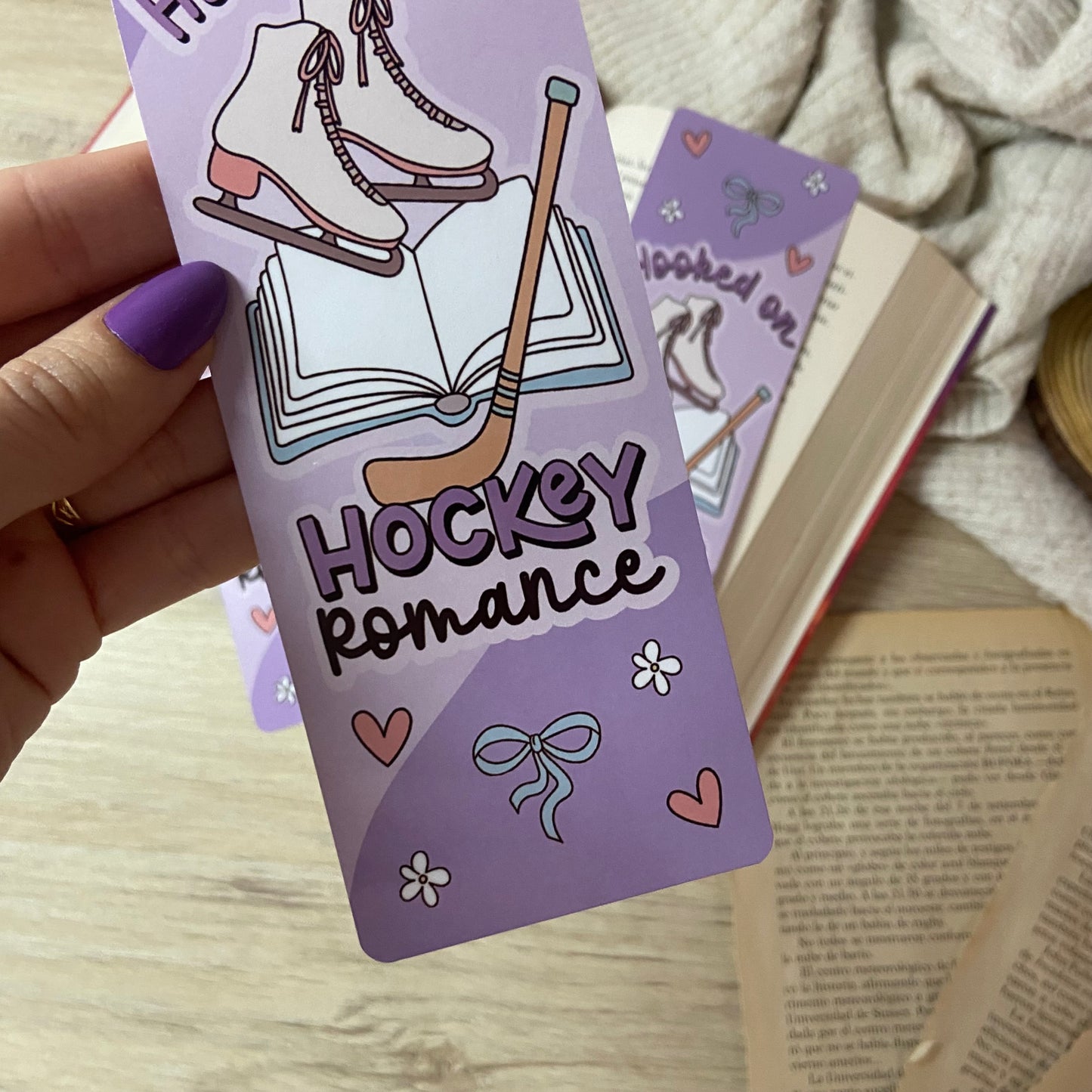 Marcapáginas Hooked on hockey romance