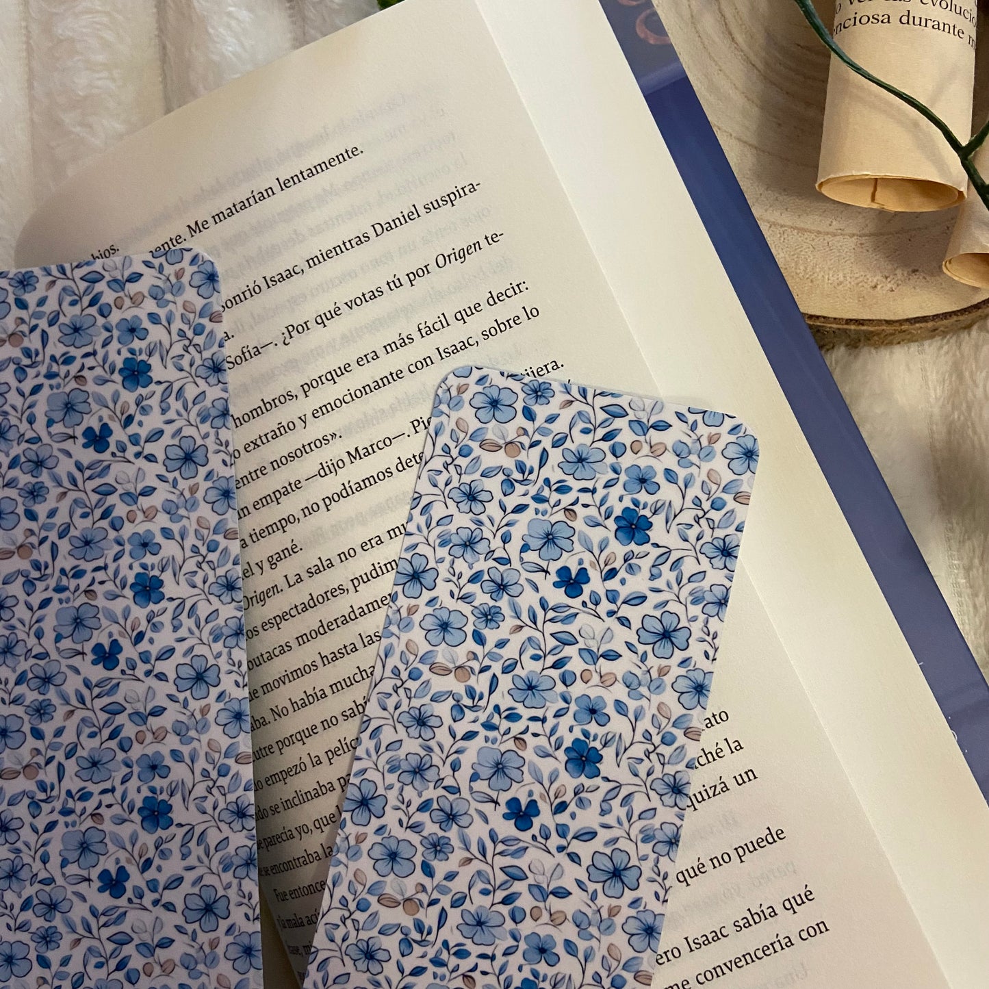 Marcapáginas flores en azul