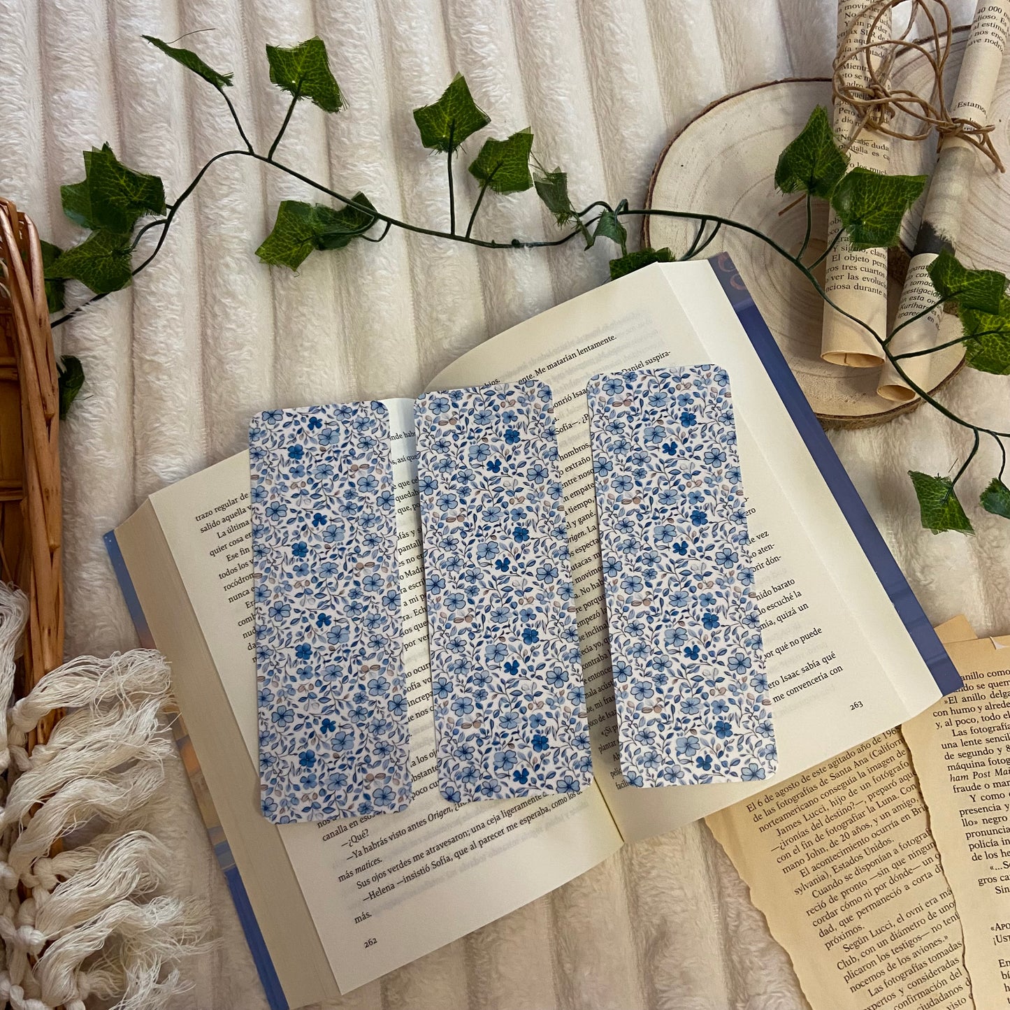 Marcapáginas flores en azul