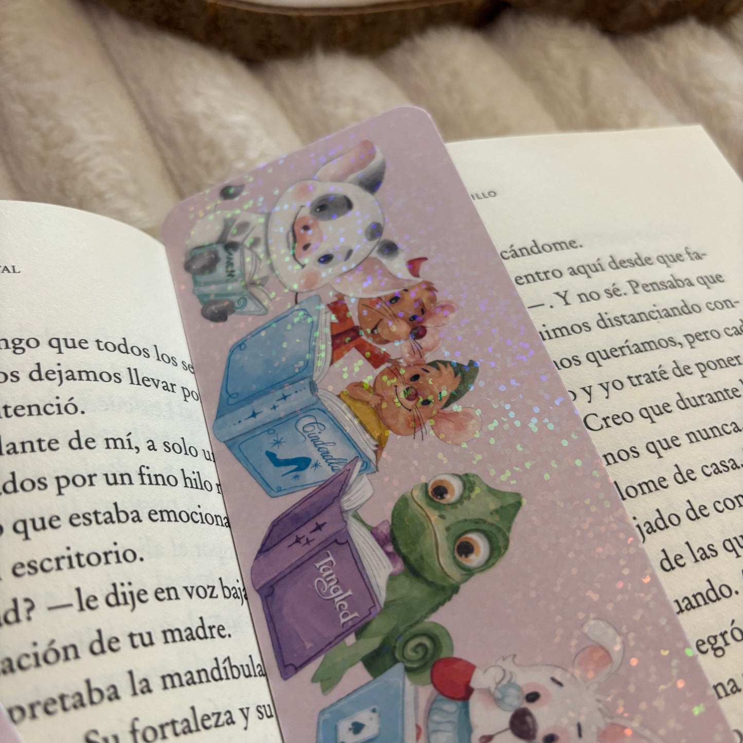 Marcapáginas mascotas Disney leyendo holográfico
